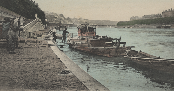 Photo d'un déchargement de victuailles sur les quais du Rhône