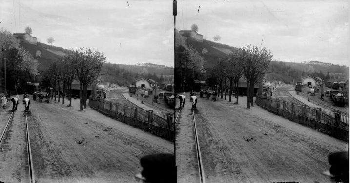 Ouvriers travaillant à une voie de tramway : photos négatives NB sur plaque de verre, vue stéréoscopique (01/1900, cote : 10PH/2)