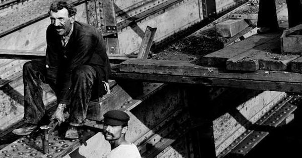 Des ouvriers construisant le pont du Midi : photo négative NB sur plaque de verre (1888-1891)