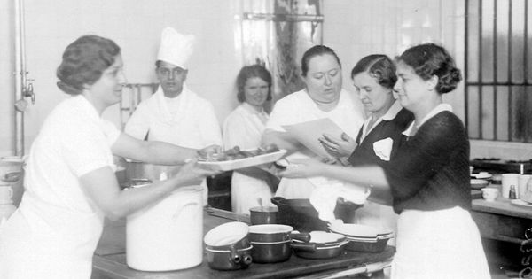 La Mère Brazier et ses employées dans la cuisine de son restaurant du col de la Luère : photo négative NB sur film souple par Emile Poix (vers 1930, cote : 8PH/2370)