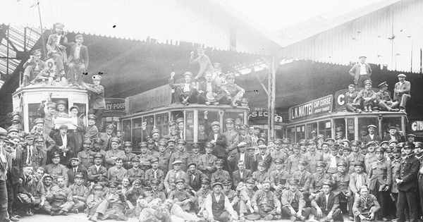 Personnel en grève de la Société des Transports en Commun lyonnais : photo négative NB (1860-1985, cote : 38PH/61/172)