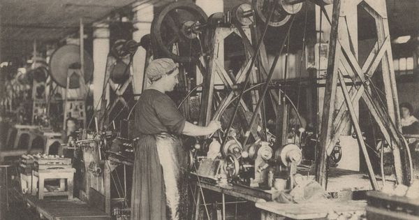 Usine de matériel de guerre de Lyon - Filetage des têtes de gaines : carte postale NB (1914-1918, cote : 4FI/4782)