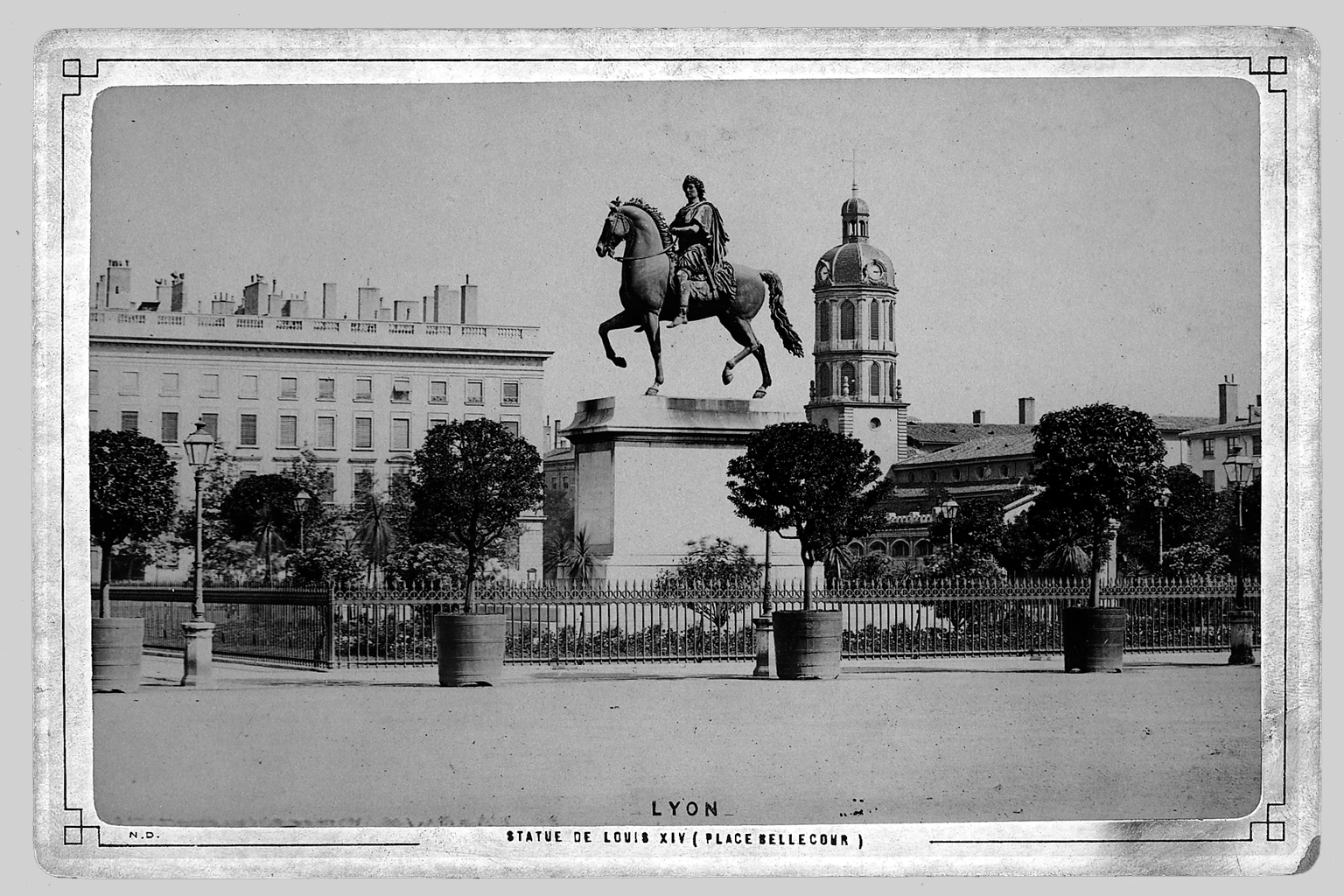 Place Bellecour, statue de Louis XIV : carte postale NB par Neurdein (1890, cote : 1PH/596)