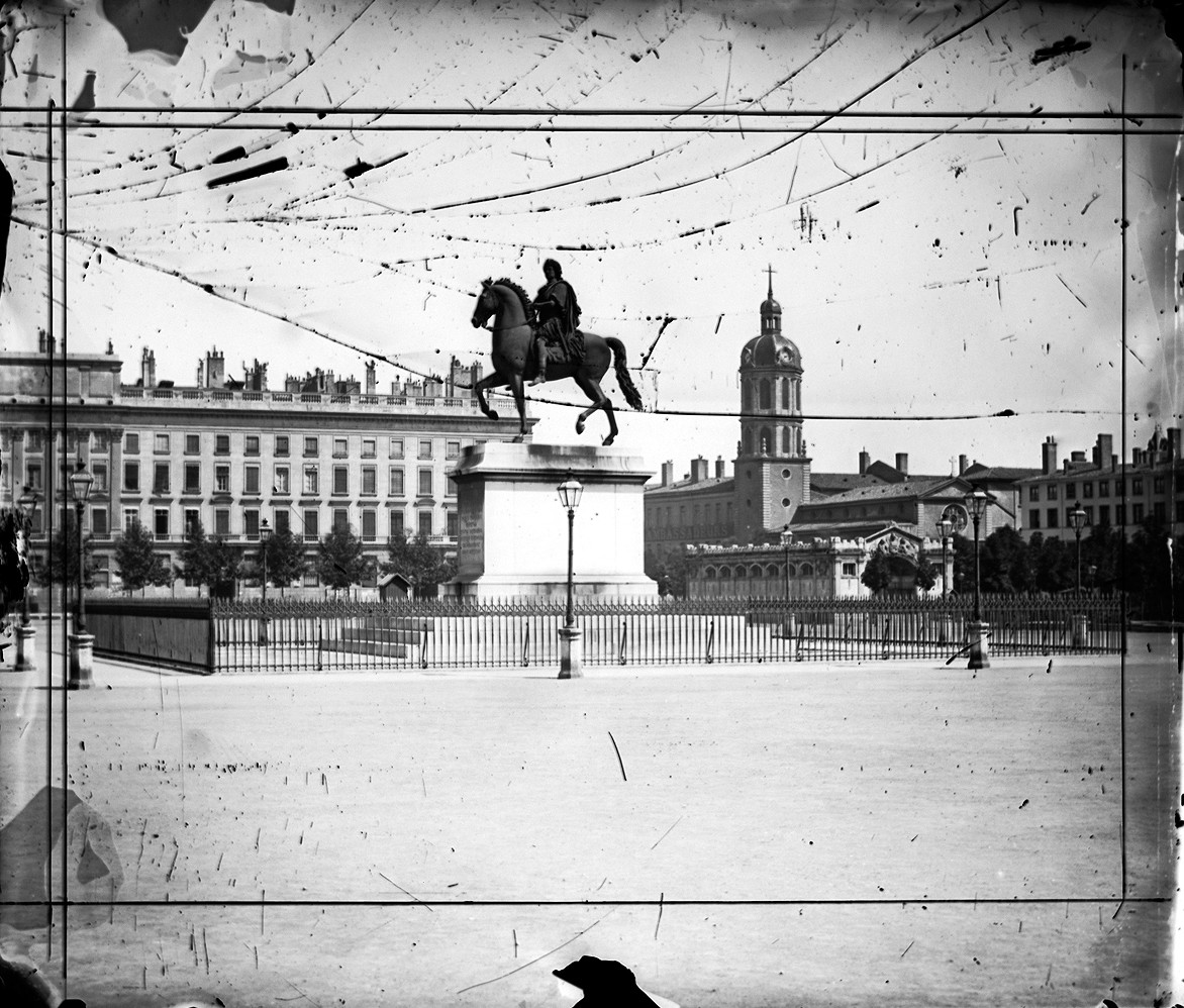 Statue de Louis XIV place Bellecour : photo NB sur plaque de verre (1860, cote : 3PH/571)