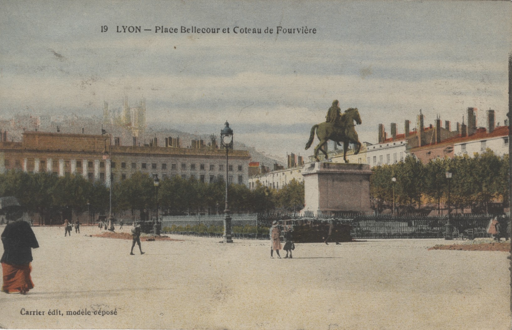 Lyon - Place Bellecour et coteau de Fourvière : carte postale colorisée (vers 1910, cote : 4FI/1117)