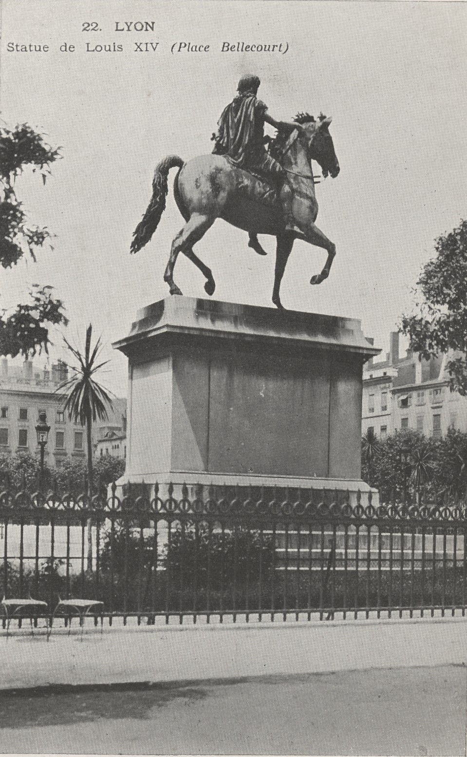 Lyon - Statue de Louis XIV (place Bellecour) : carte postale NB (vers 1910, cote : 4FI/1137)