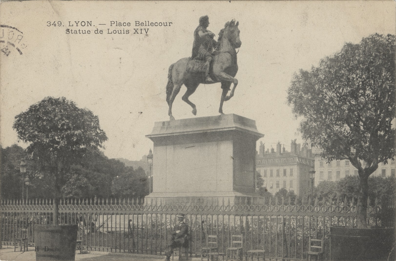 Lyon - Place Bellecour, statue de Louis XIV : carte postale NB (vers 1910, cote : 4FI/8911)