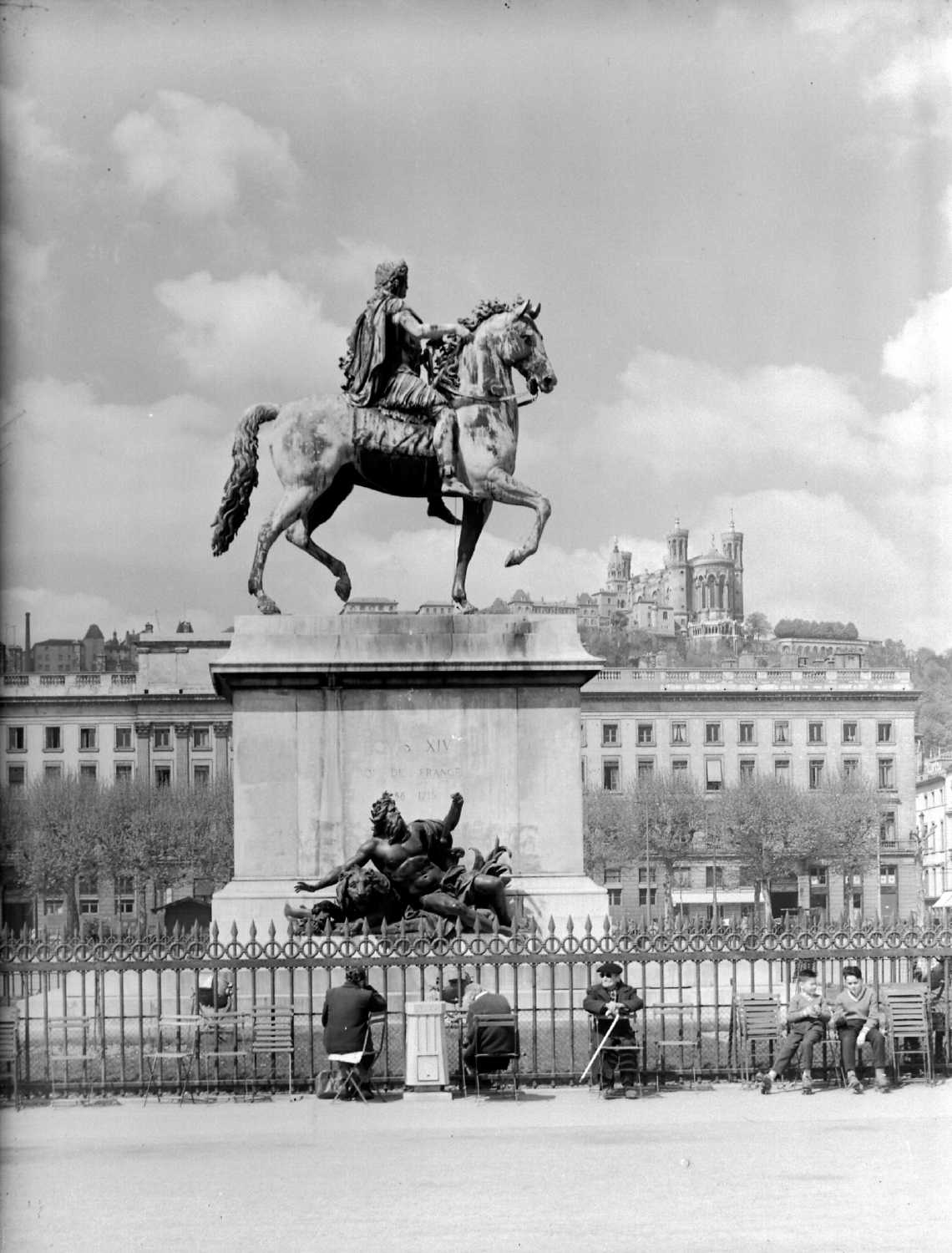 Statue de Louis XIV place Bellecour : photo. NB sur plaque de verre par Pernet ou Poix (vers 1960, cote : 8PH/153)