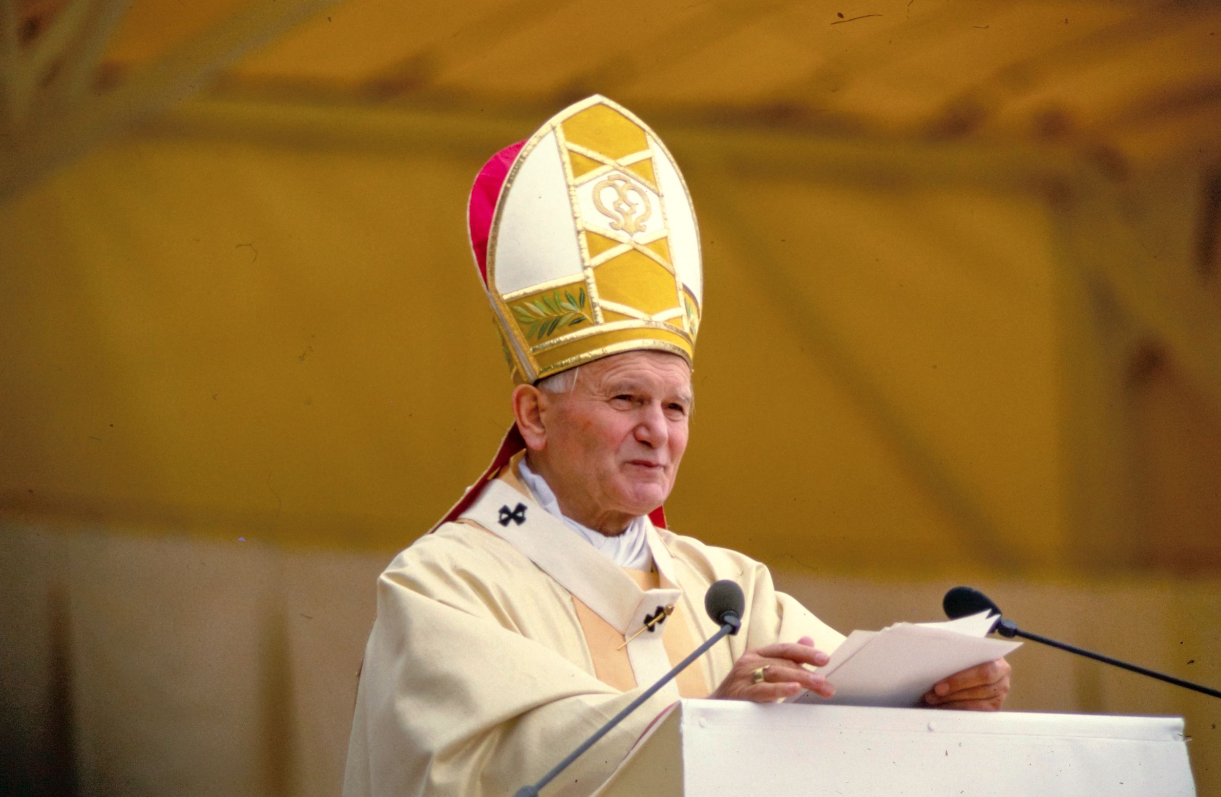 Visite du pape Jean-Paul II à Lyon, messe en plein air au parc d'Eurexpo : photo. couleur (1986, cote 1518WP/1402/11, repro. commerciale interdite)