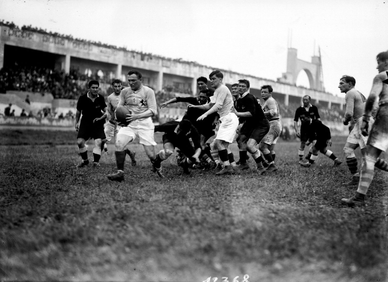 Rencontre de rugby au stade de Gerland : photographie NB sur verre, crédit E. Poix ou E. Pernet (vers 1940, cote 8PH/310, copie à usage privé)