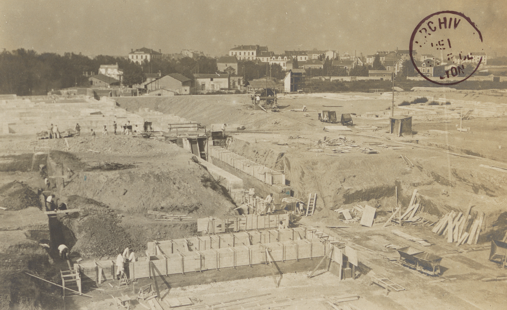 La construction en mâchefer des fondations de l’hôpital de Grange-Blanche par les prisonniers allemands, reconnaissables à leur coiffe et leur blouse Extrait d’un album composé de 45 tirages papier - 959WP/140