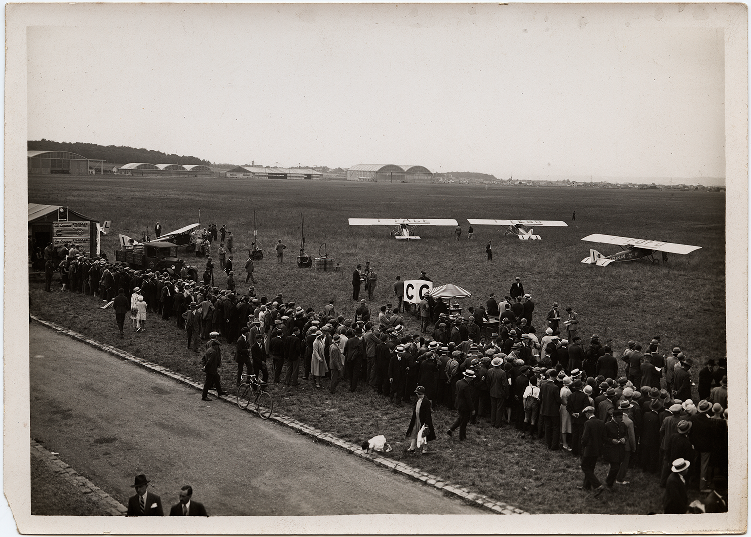 Spectateurs réunis le long d'une piste de l'aéroport de Lyon - Bron lors d'un meeting aérien / [E. Poix] - 8ph4862