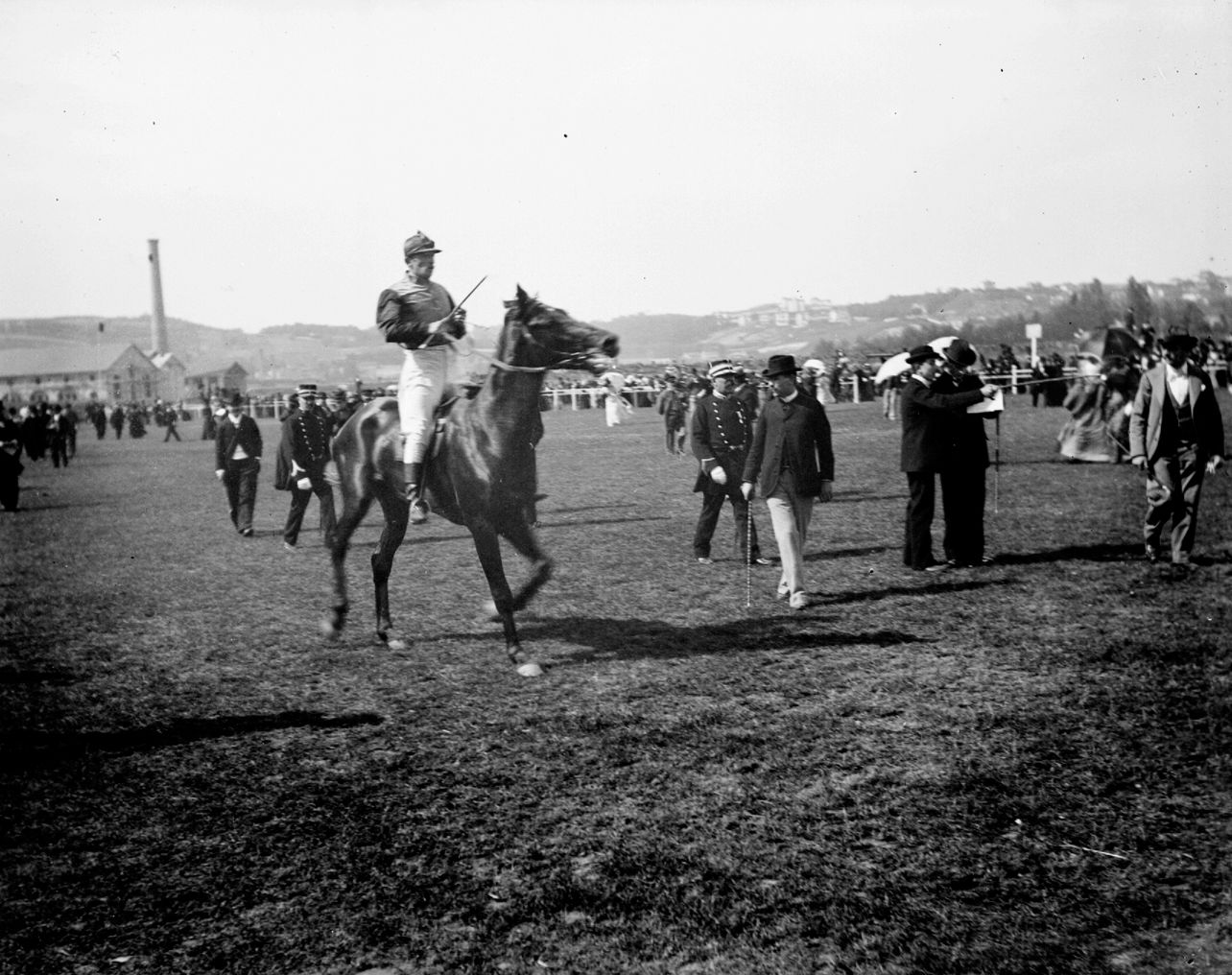 Courses de chevaux à Lyon - Scène de champ de courses avec jockey à cheval : photographie négative NB sur verre (1898, cote 10PH/81)