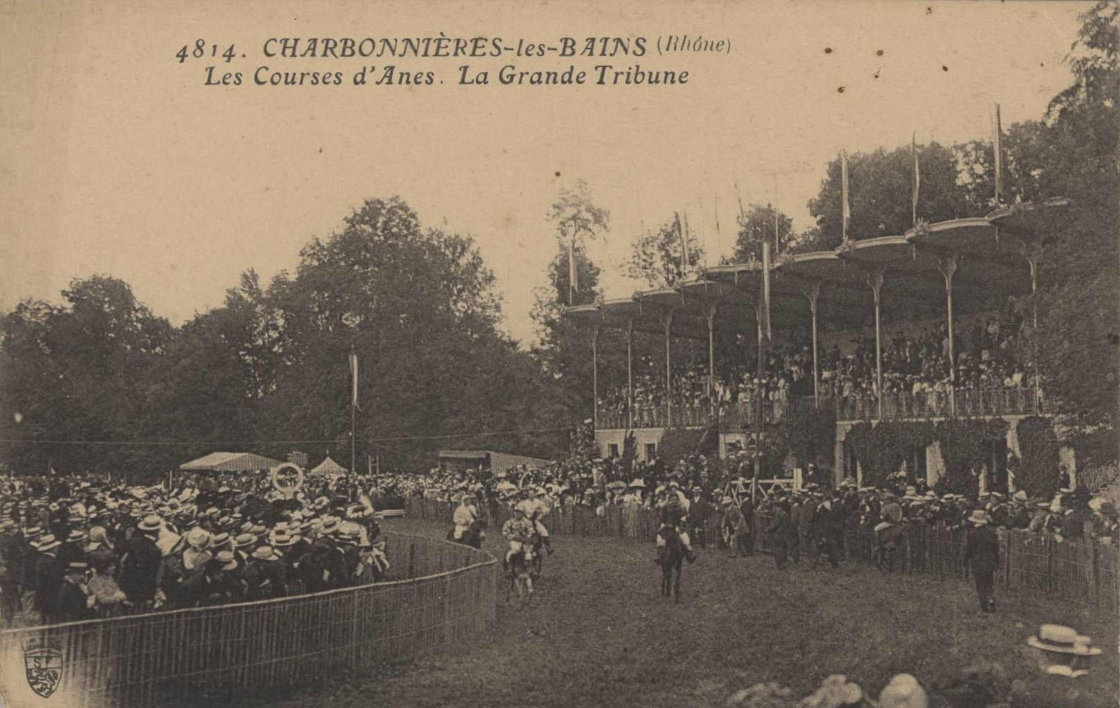 Charbonnières-les-Bains - Les courses d'ânes. La grande tribune : carte postale NB (vers 1910, cote 4FI_3780)