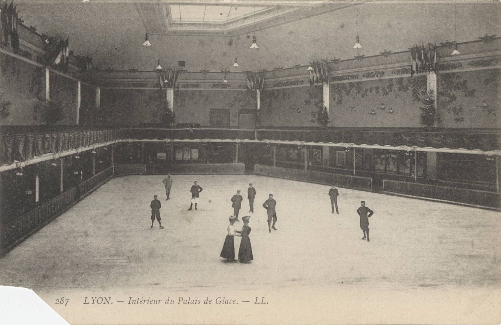 Lyon - Intérieur du Palais de glace : carte postale NB (vers 1910, cote : 4FI_3836)