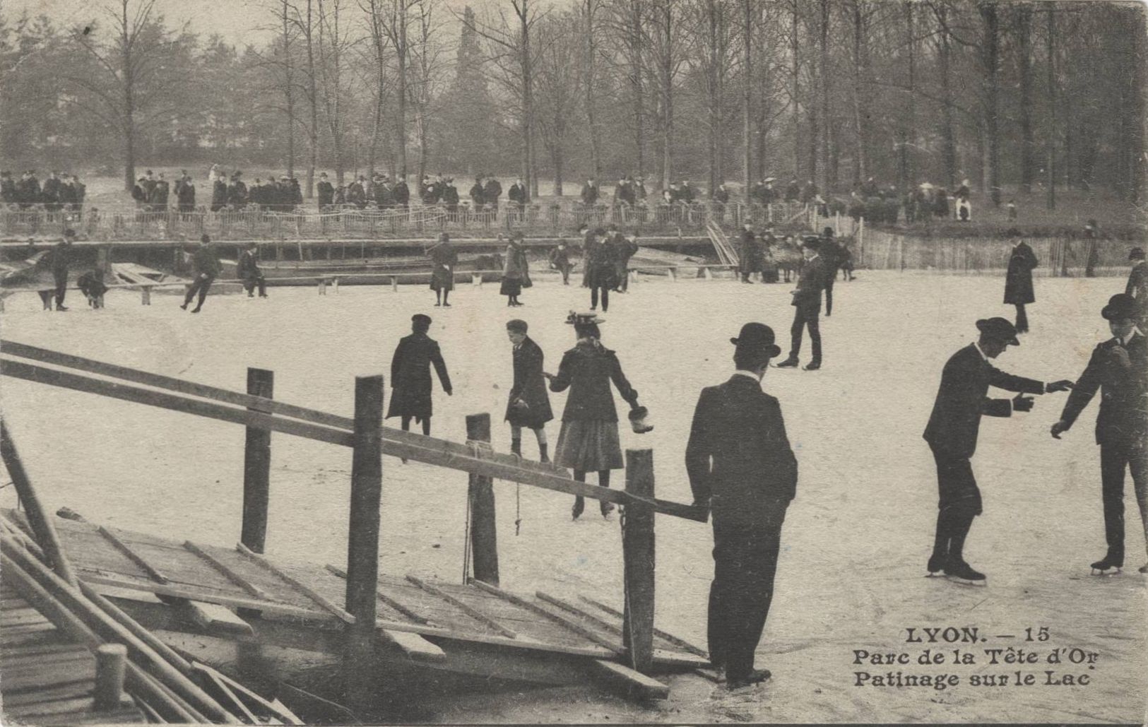 Lyon - Parc de la Tête d'Or. Patinage sur le lac : carte postale NB (vers 1910, cote 4FI_3860)