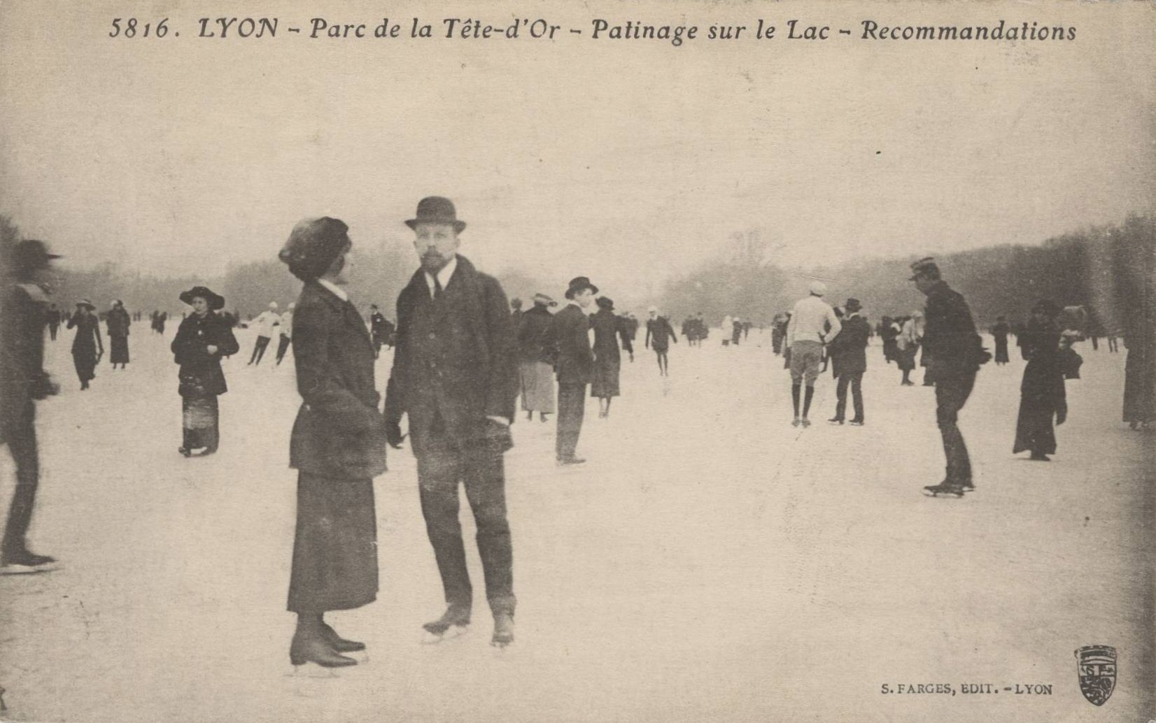 Lyon - Parc de la Tête d'Or. Patinage sur le lac, recommandations : carte postale NB (vers 1910, cote 4FI_3863)