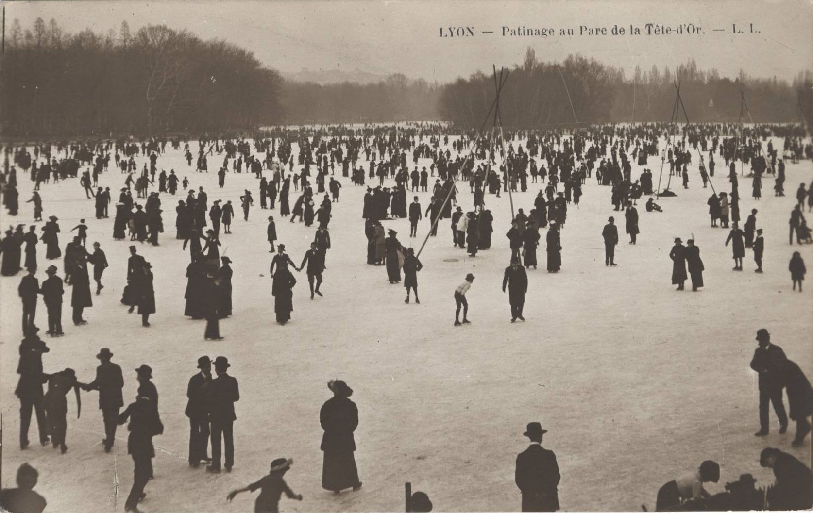 Lyon - Patinage au parc de la Tête d'Or : carte postale NB (vers 1910, cote : 4FI_3864)