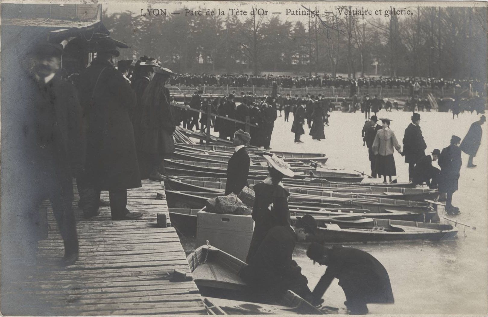 Lyon - Parc de la Tête d'Or. Patinage, vestiaire et galerie : carte postale NB (vers 1905, cote 4FI_3865) 