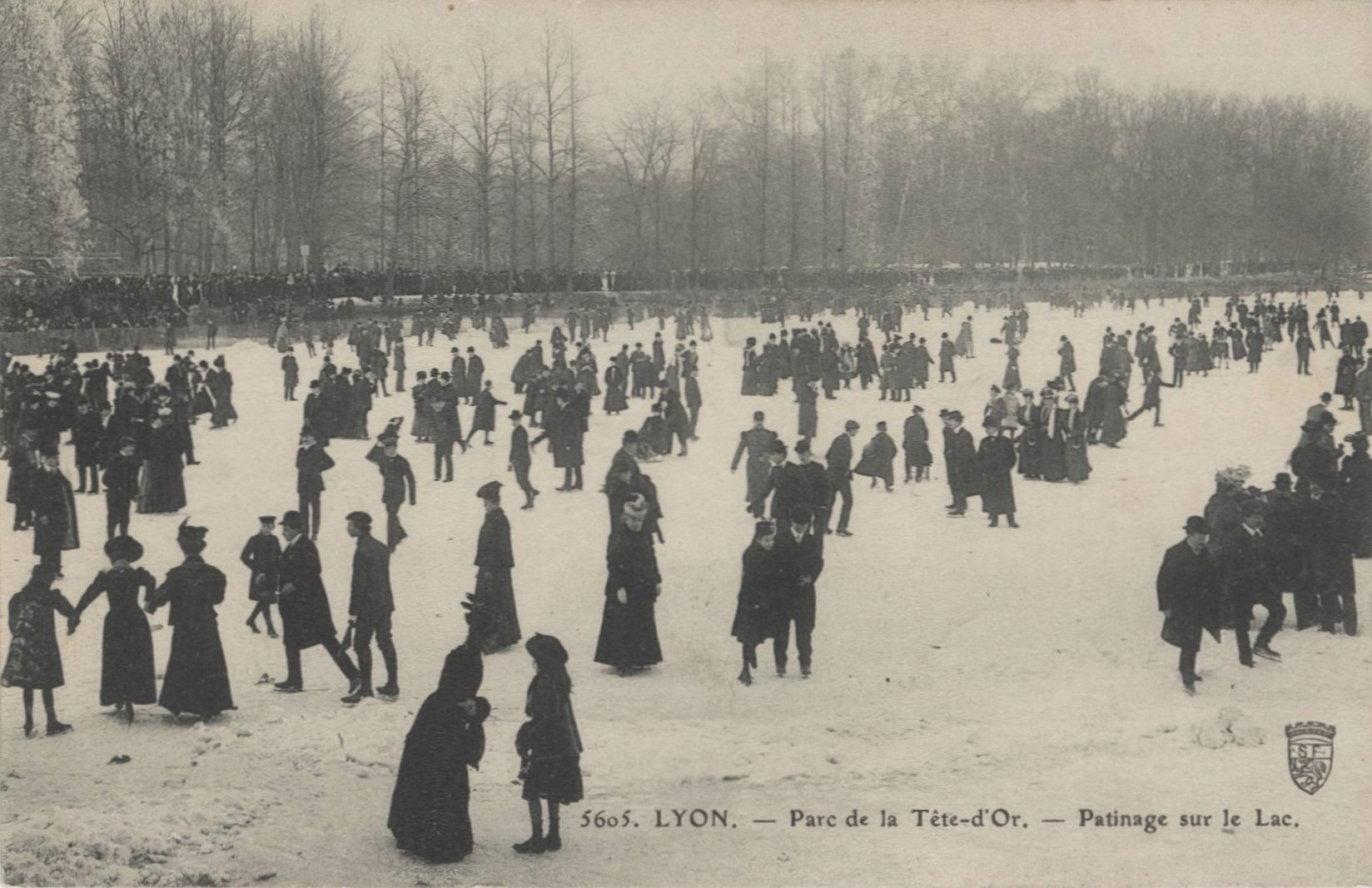 Lyon - Parc de la Tête d'Or. Patinage sur le lac : carte postale NB (vers 1905, cote 4FI_3866)