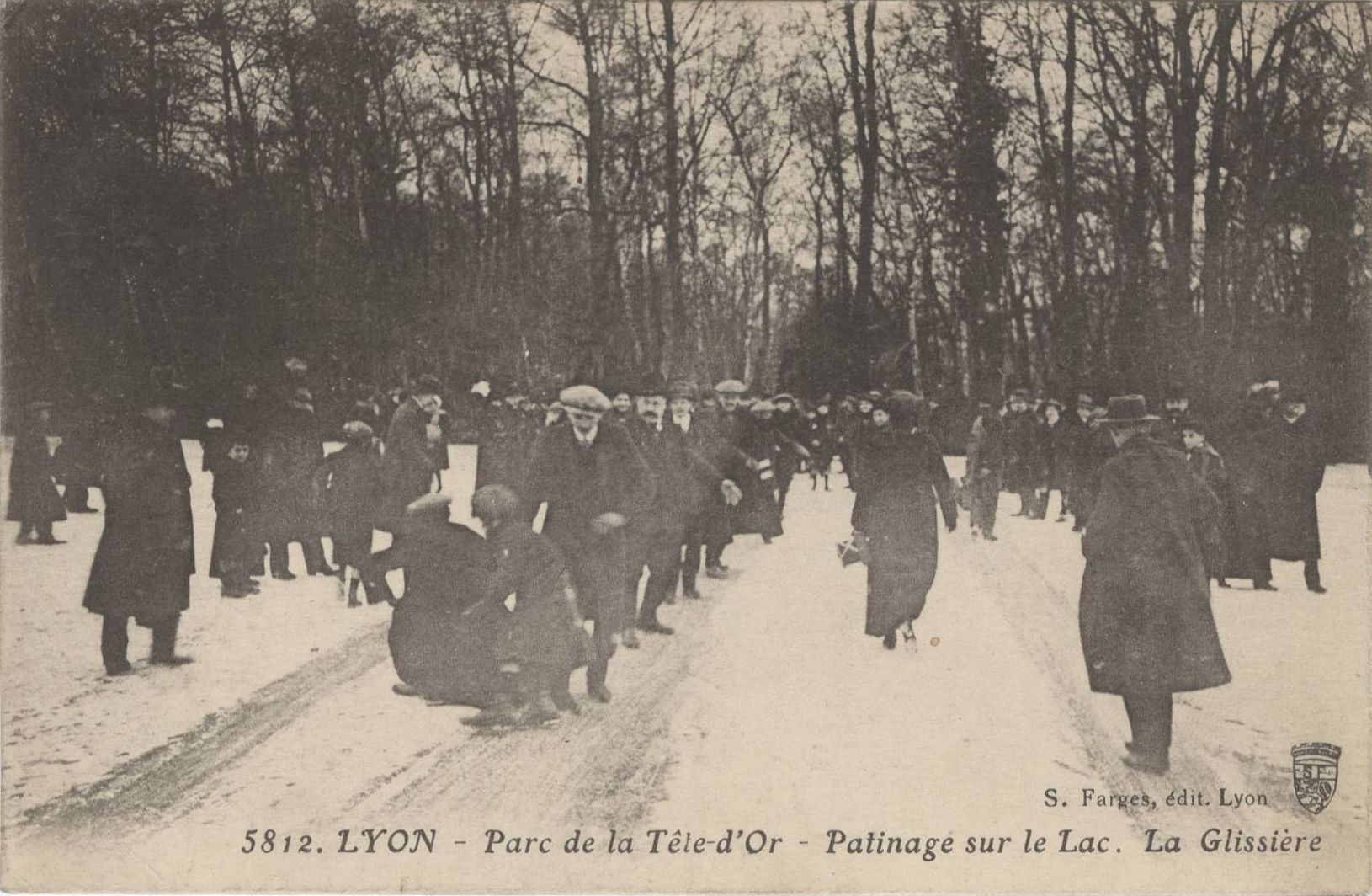 Lyon - Parc de la Tête d'Or. Patinage sur le lac, la glissière : carte postale NB (vers 1910, cote 4FI_3867)