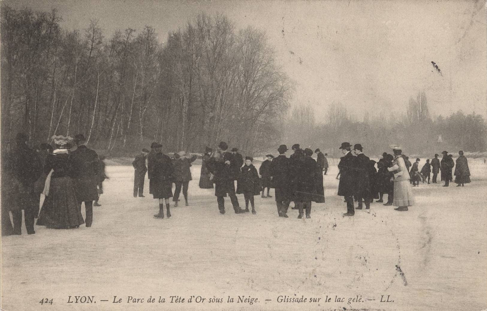 Lyon - Le parc de la Tête d'Or sous la neige. Glissade sur le lac gelé : carte postale NB (vers 1907, cote 4FI_11232)