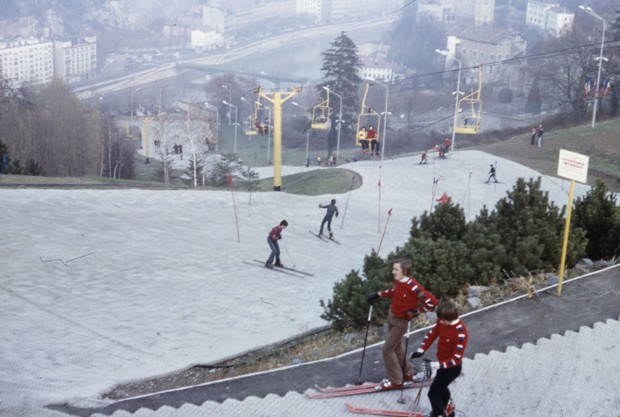 Skieurs sur la piste de la Sarra : diapo. couleur de Tony Bertrand (entre 1973 et 1975, cote 144II)