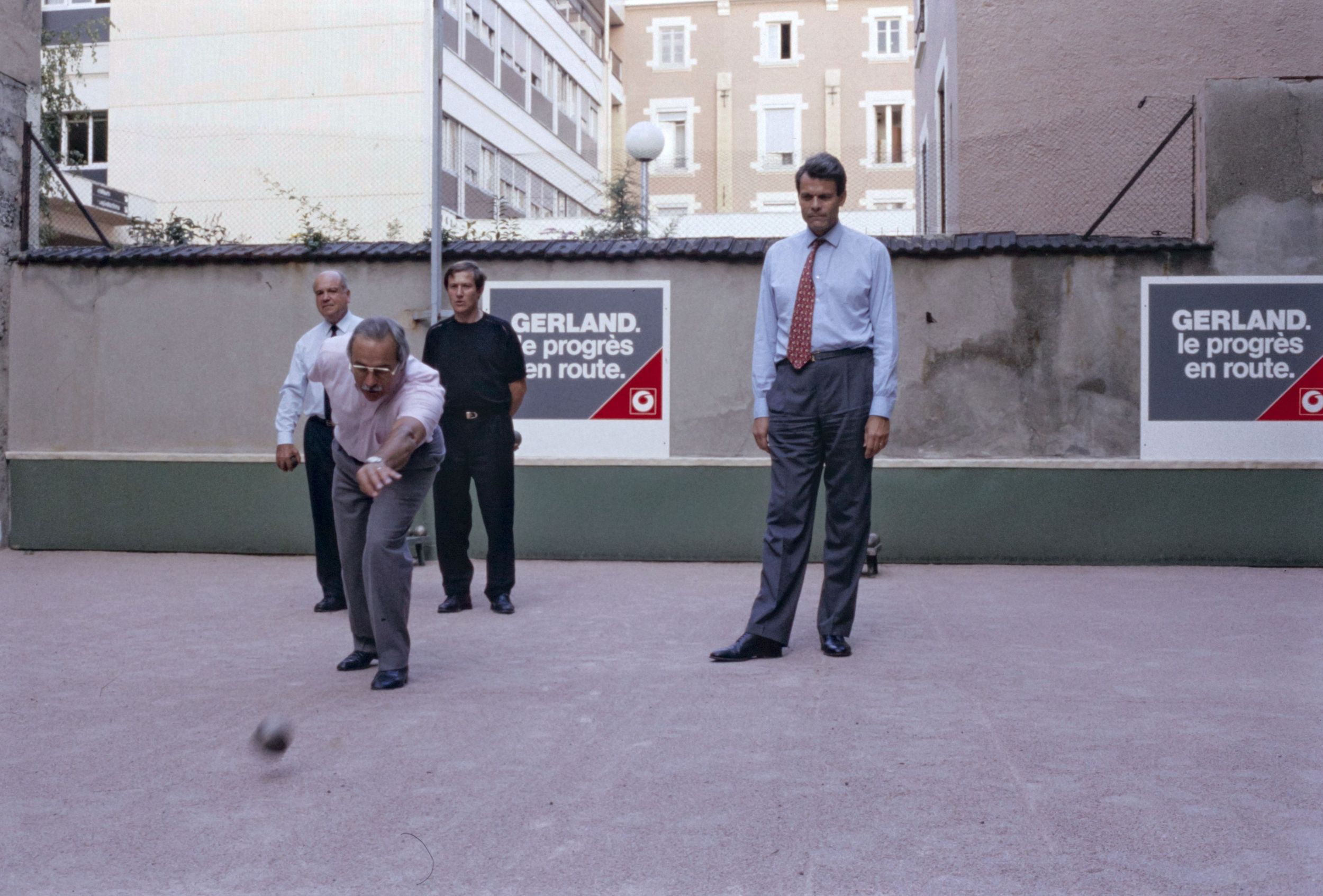 Inauguration du boulodrome du cercle Bellecombe, rencontre entre Michel Noir et Christian Bonnefond et les élus villeurbannais : photographie couleur (1992, cote 1518WP/1141)