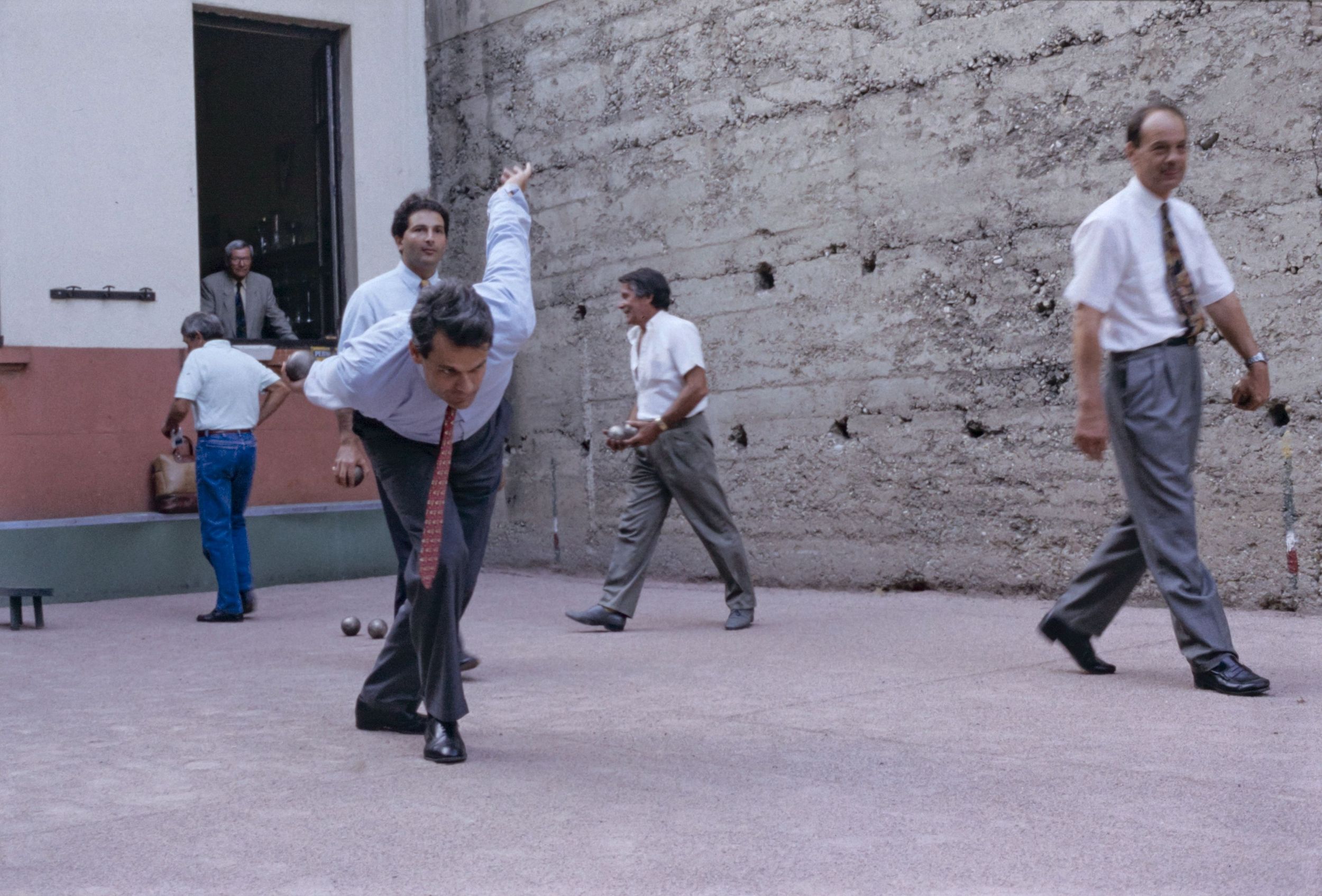 Inauguration du boulodrome du cercle Bellecombe, rencontre entre Michel Noir et Christian Bonnefond et les élus villeurbannais : photographie couleur (1992, cote 1518WP/1141)