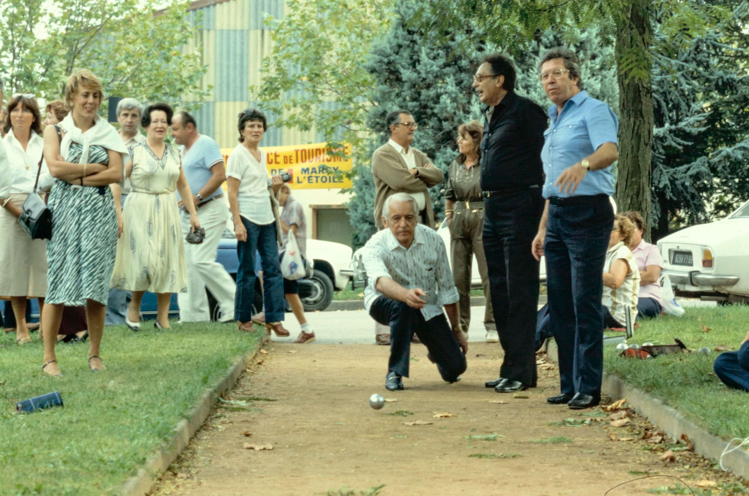 Francisque Collomb, André Mure et André Soulier lors d'une partie de pétanque comptant pour la "Coupe des Elus" : photographie couleur (1980, cote 1518WP/1379)