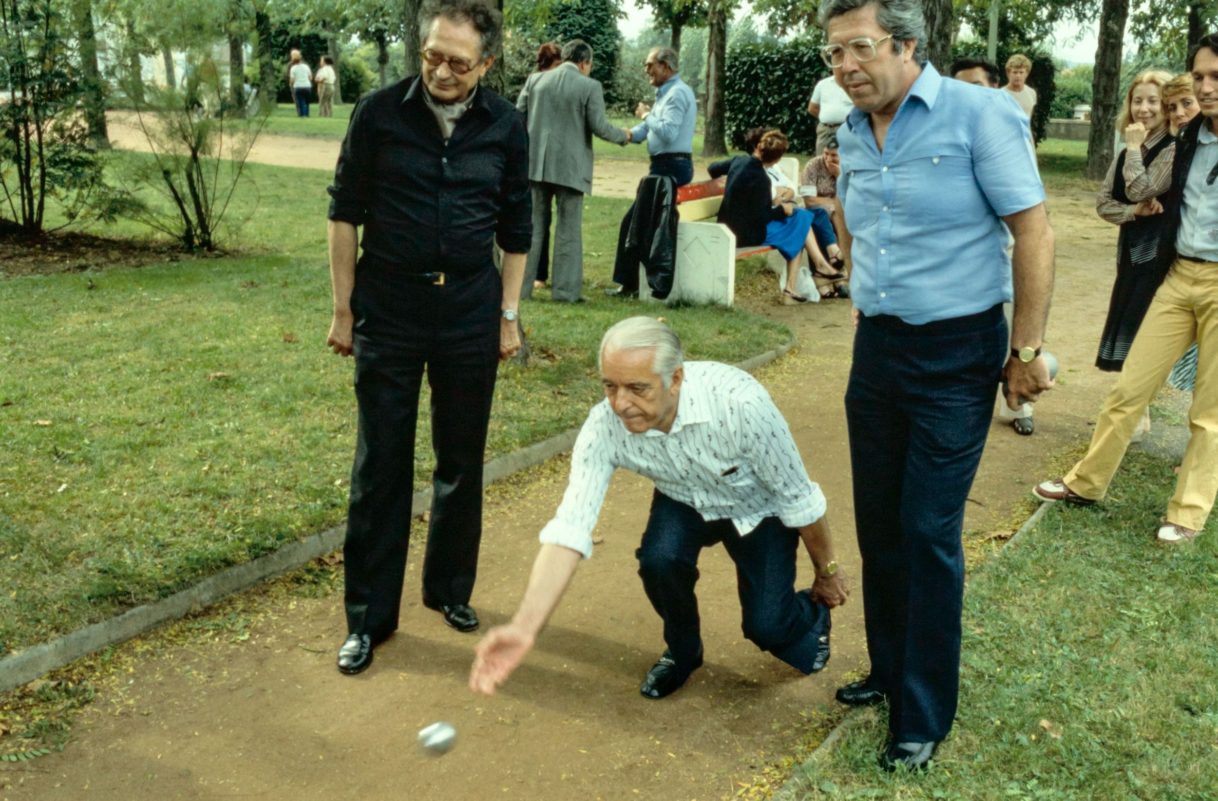 Francisque Collomb, André Mure et André Soulier lors d'une partie de pétanque comptant pour la "Coupe des Elus" : photographie couleur (1980, cote 1518WP/1379)