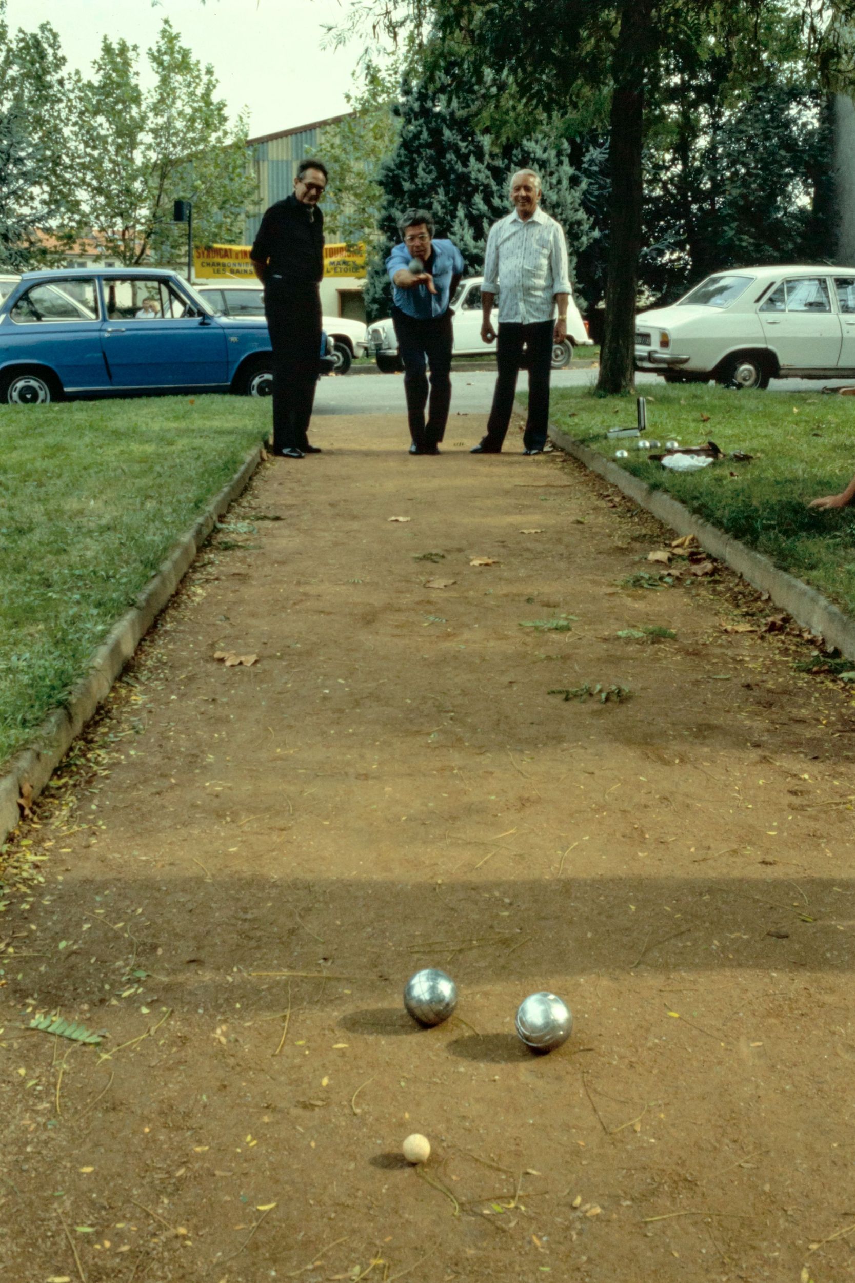 Francisque Collomb, André Mure et André Soulier lors d'une partie de pétanque comptant pour la "Coupe des Elus" : photographie couleur (1980, cote 1518WP/1379)