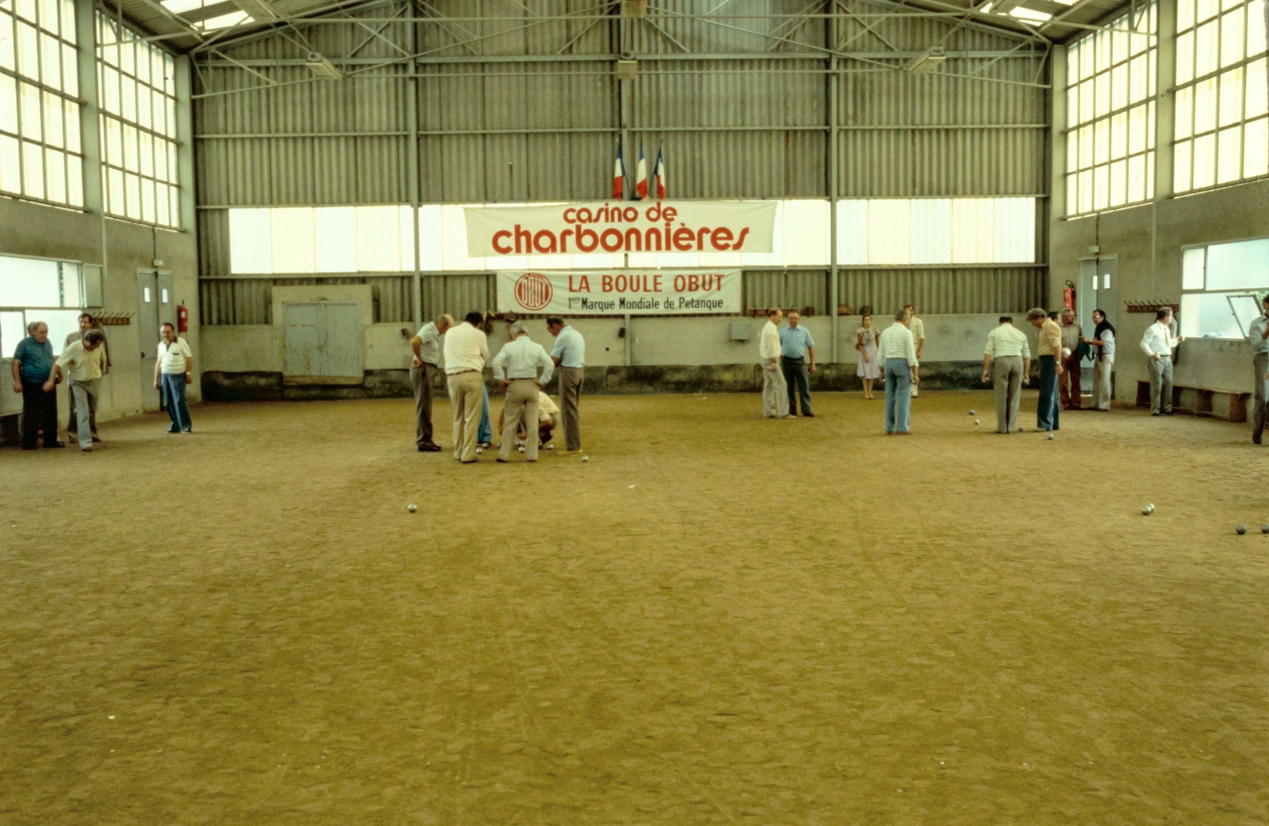 Francisque Collomb, André Mure et André Soulier lors d'une partie de pétanque comptant pour la "Coupe des Elus" : photographie couleur (1980, cote 1518WP/1379)