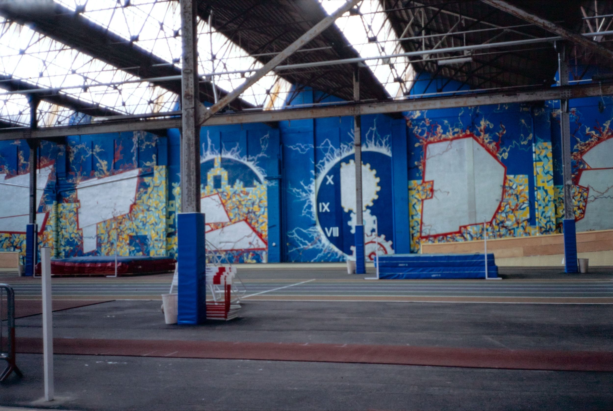 Inauguration d'une piste d'athlétisme en salle située quai Paul Sédallian : photographie couleur (1994, cote  1518WP/1569)