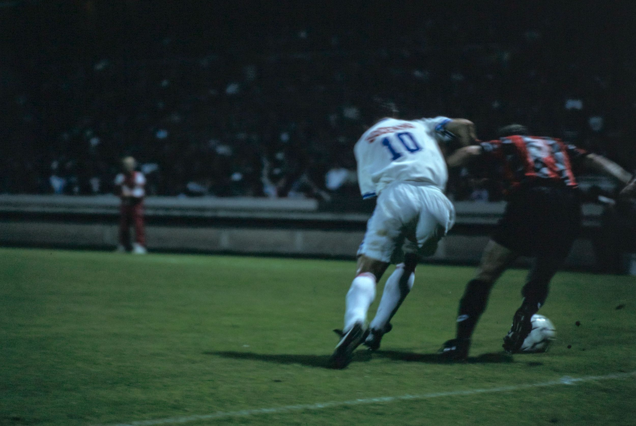 Rencontre de football entre l'Olympique Lyonnais et l'O.G.C. Nice : photographie couleur (1994, cote 1518WP/1722)