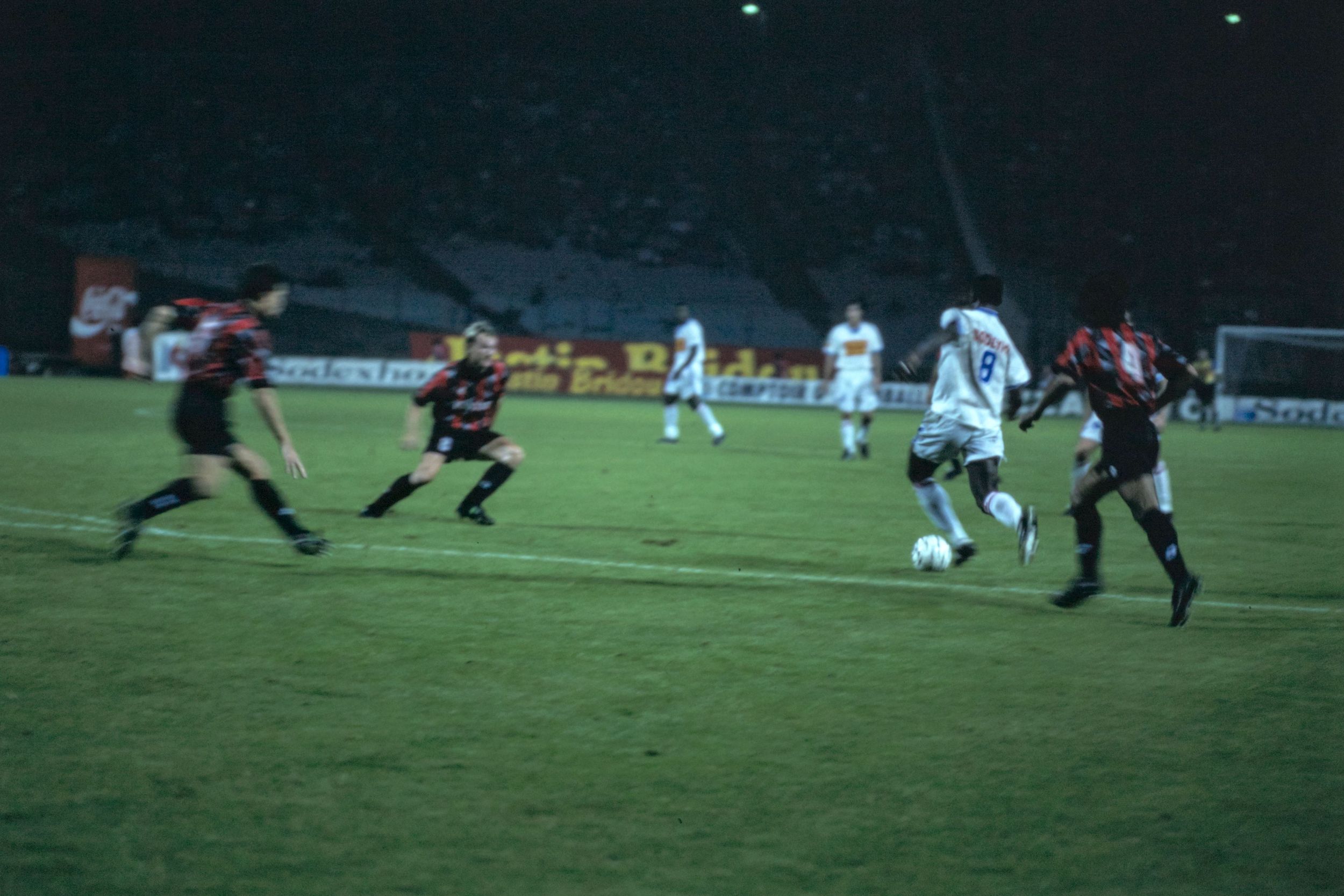 Rencontre de football entre l'Olympique Lyonnais et l'O.G.C. Nice : photographie couleur (1994, cote 1518WP/1722)