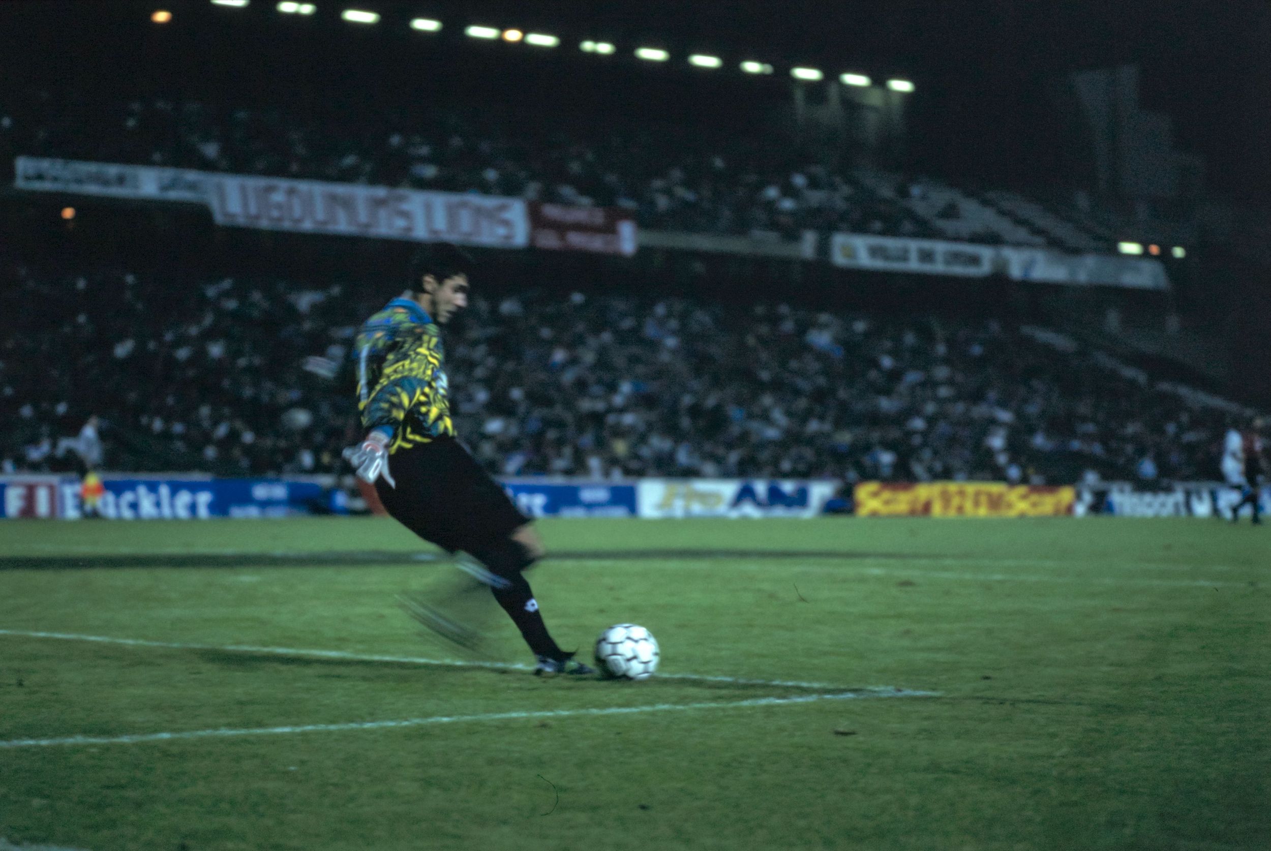 Rencontre de football entre l'Olympique Lyonnais et l'O.G.C. Nice : photographie couleur (1994, cote 1518WP/1722)