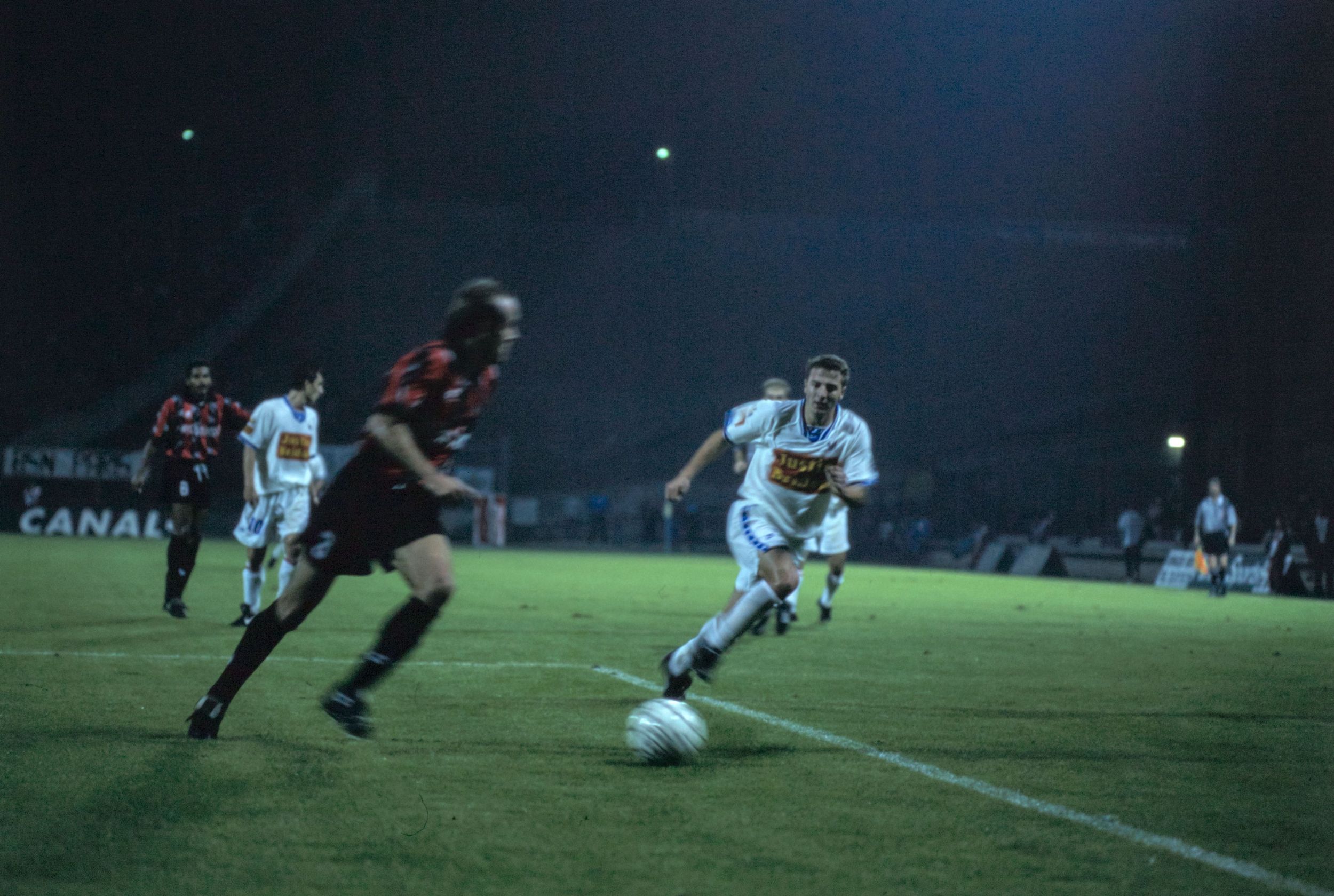 Rencontre de football entre l'Olympique Lyonnais et l'O.G.C. Nice : photographie couleur (1994, cote 1518WP/1722)