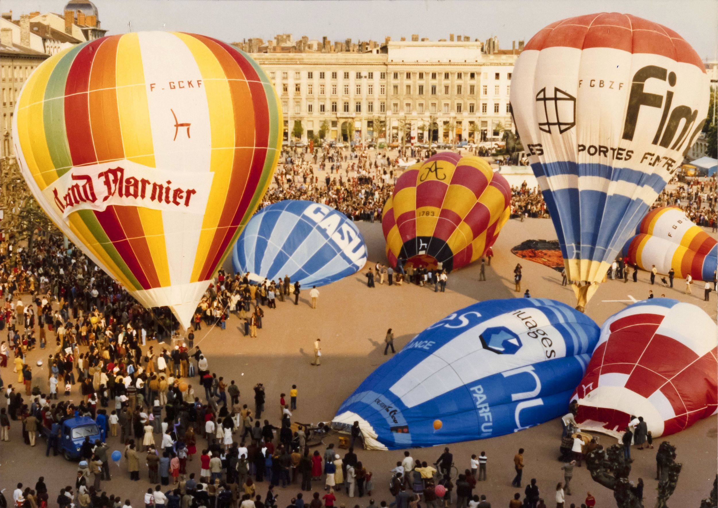 Atterrissage de montgolfières place Bellecour lors de la fête sans frontières : photographie couleur (1985, cote 1518WP/1890)