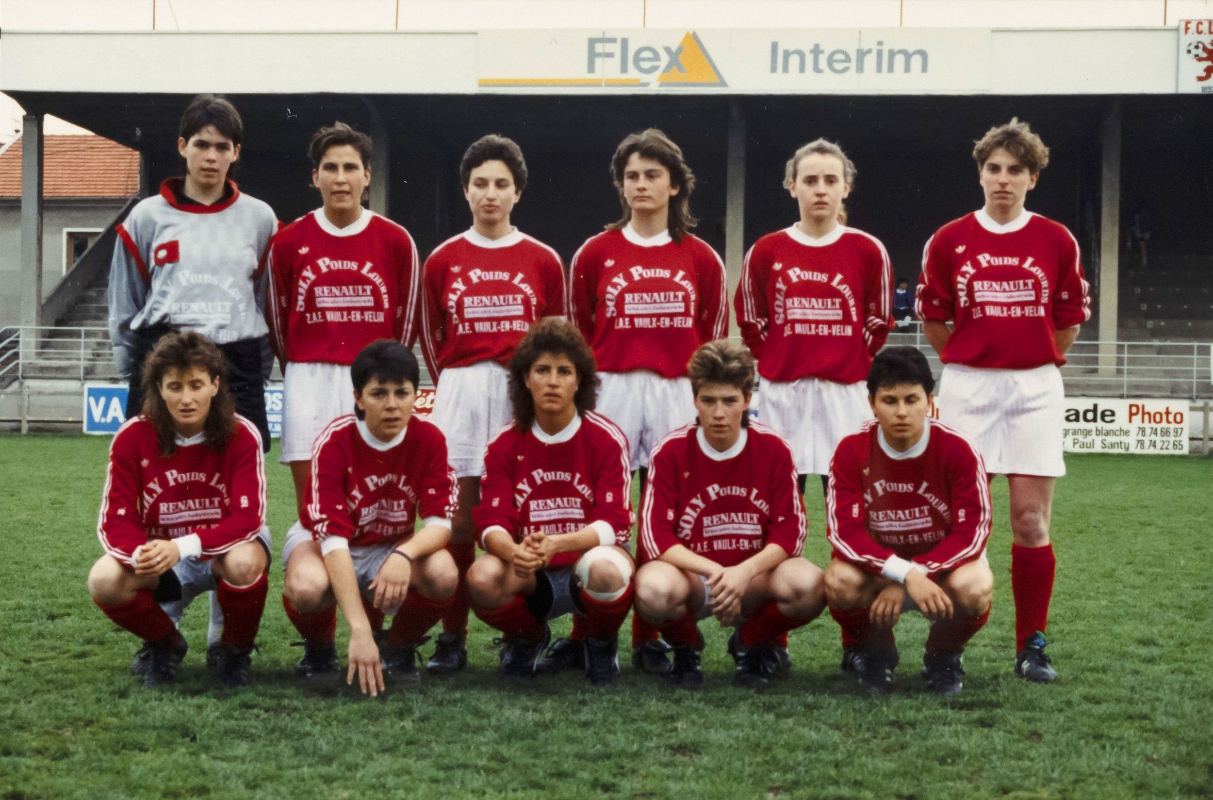 Equipe de football féminine, photographie parue dans "C'est 9 à Lyon" n° 25 juillet-août 1991 : photo. couleur (1990-1991, cote 1518WP/1949)