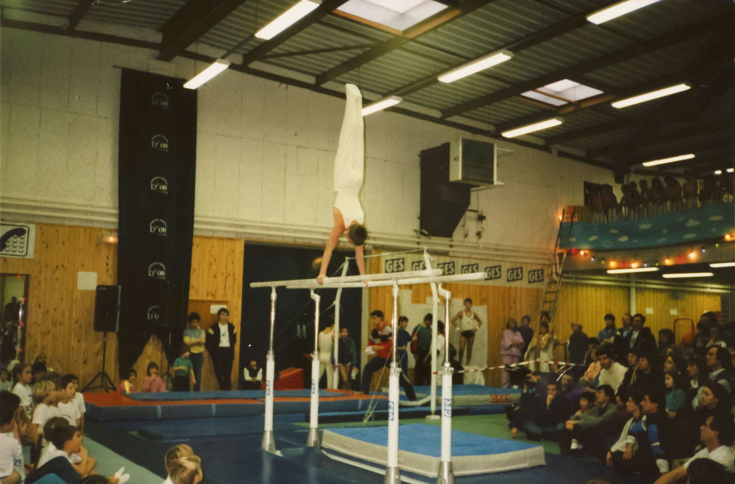 Compétition de gymnastique, photographie parue dans "C'est 9 à Lyon" n° 25 juillet-août 1991 : photo. couleur (1990-1991, cote 1518WP/1949)