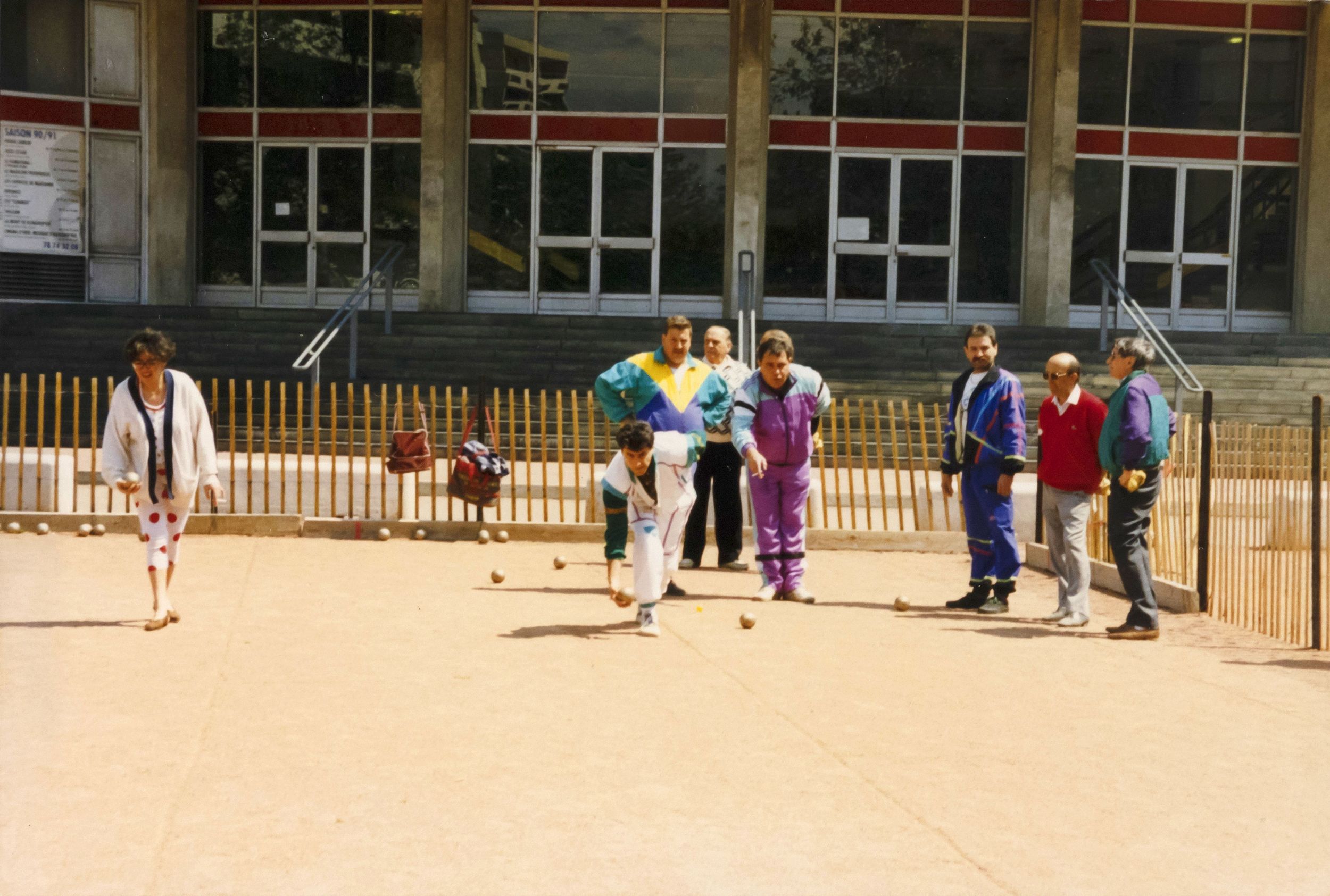 Concours de pétanque, photographie parue dans "C'est 9 à Lyon" n° 25 juillet-août 1991 : photographie couleur (1990-1991, cote 1518WP/1949)