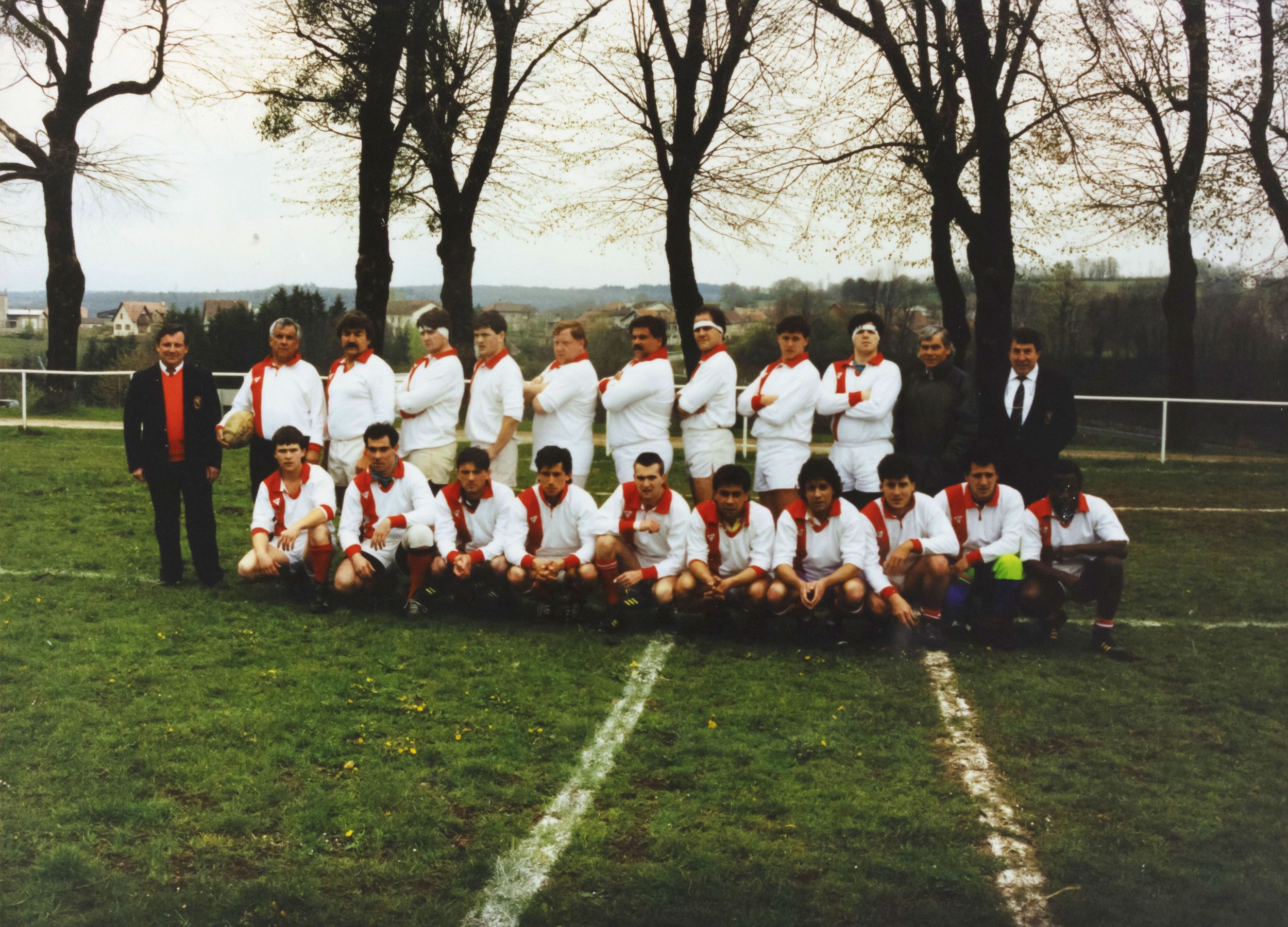 Equipe de rugby, photographie parue dans "C'est 9 à Lyon" n° 25 juillet-août 1991 : photo. couleur (1990-1991, cote 1518WP/1949)