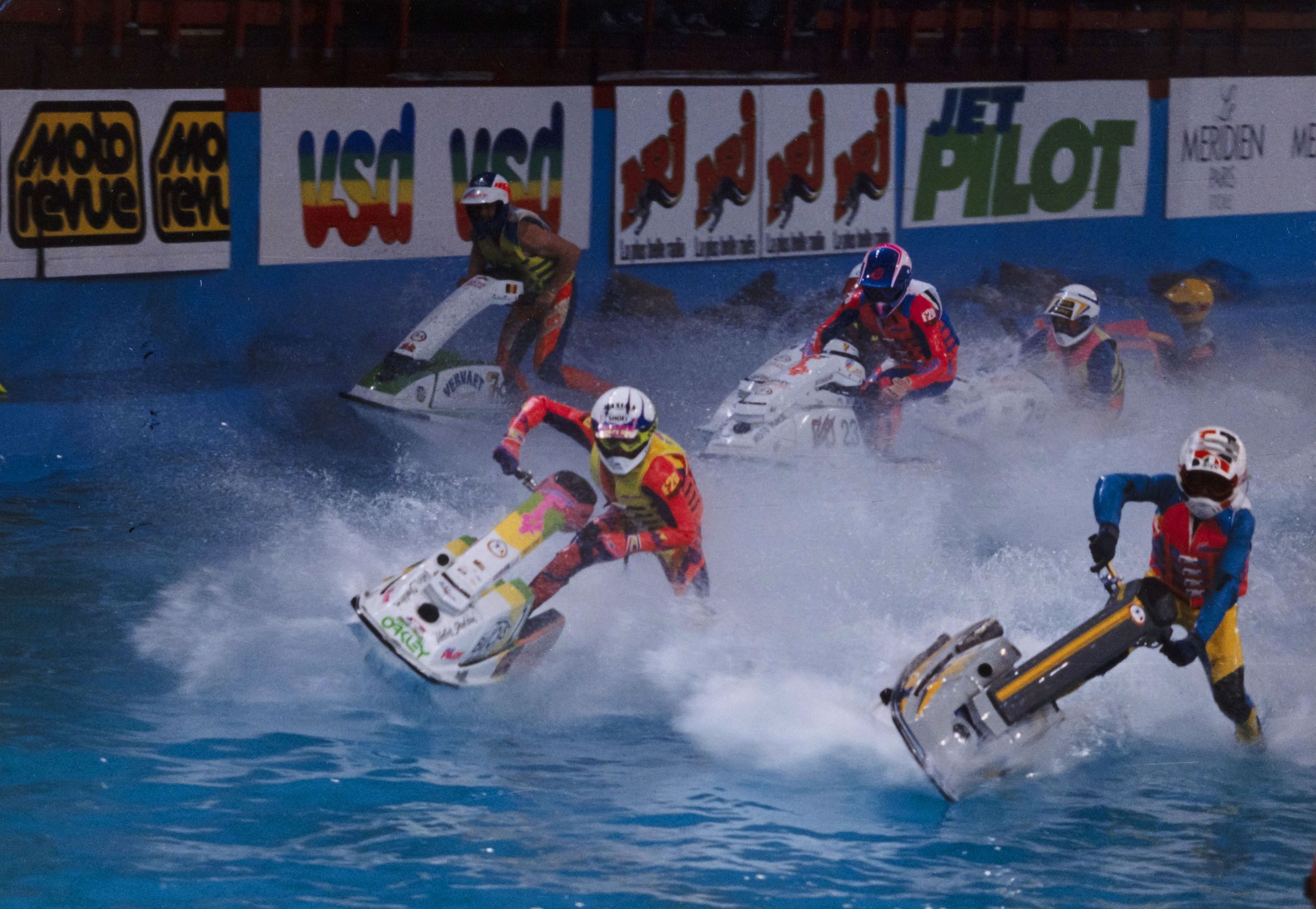 Compétition de jet-ski, photographie parue dans "C'est 9 à Lyon" n° 34 mai 1992 : photo. couleur (1990-1992, cote 1518WP/1958)