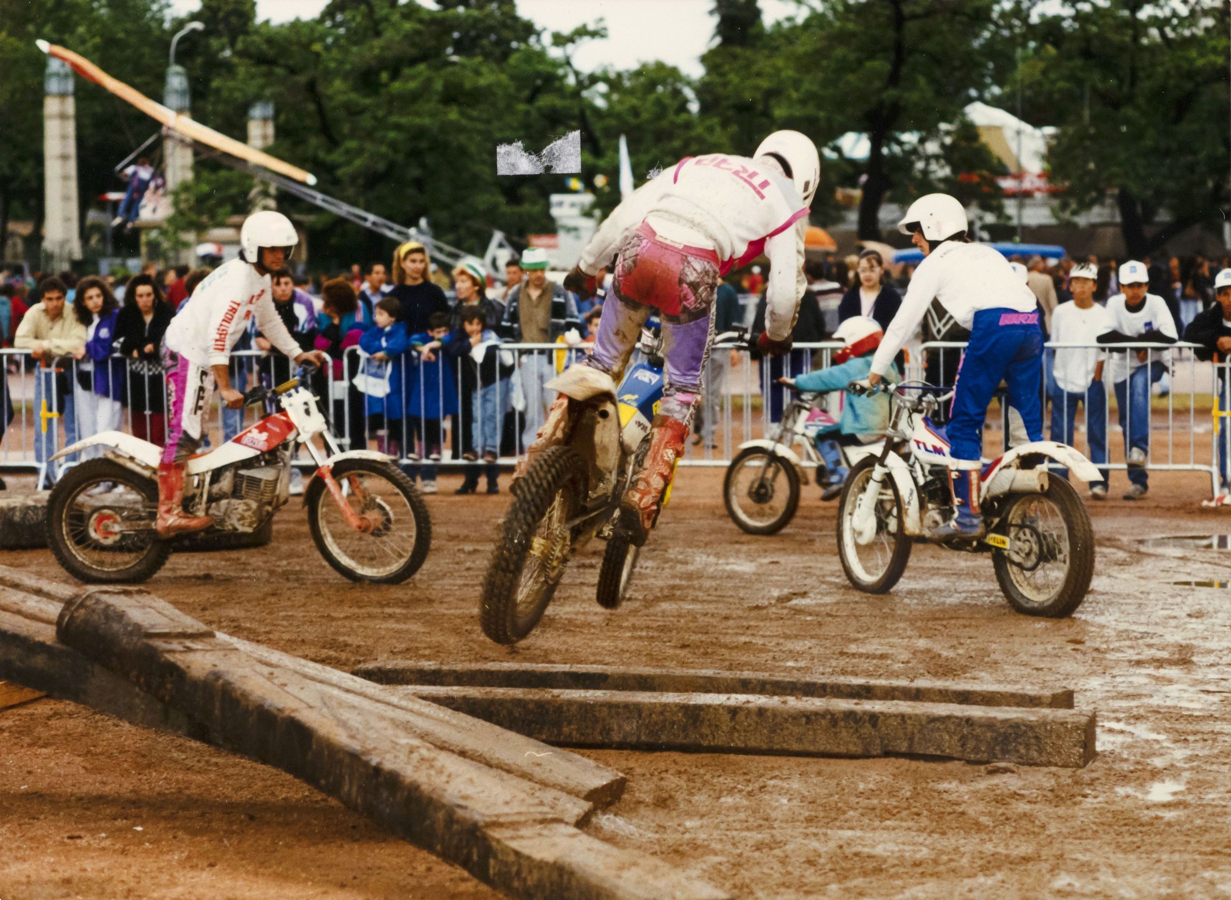 Activité proposée aux enfants lors de la Fête sans Frontière, photographie parue dans "C'est 9 à Lyon" n° 35 juin 1992 : photo. couleur (1990-1992, cote 1518WP/1960)