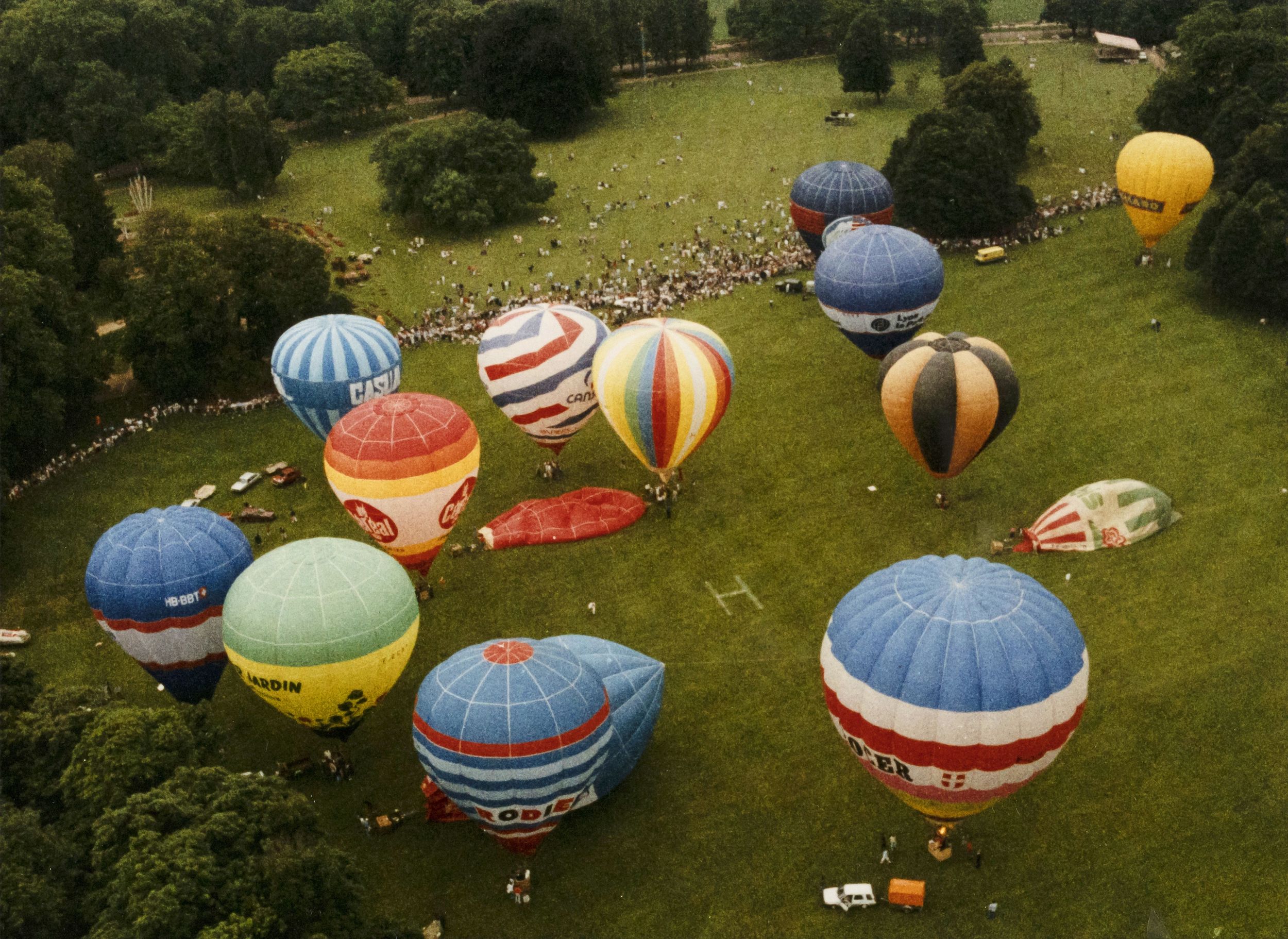 Photographie de montgolfières parue dans "C'est 9 à Lyon" n° 35 juin 1992 : photo. couleur (1990-1992, cote 1518WP/1960)