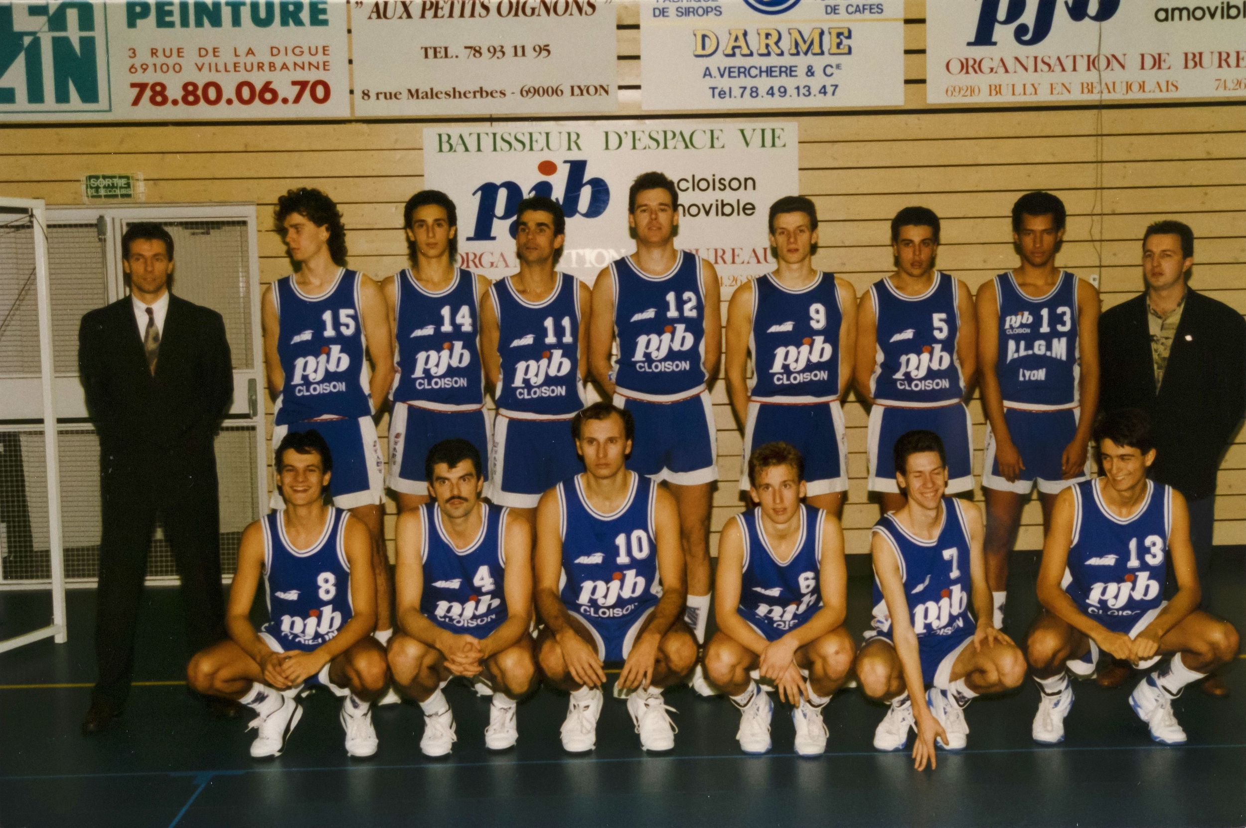 Equipe masculine de basket : photographie couleur (1987-1992, cote 1518WP/1964)