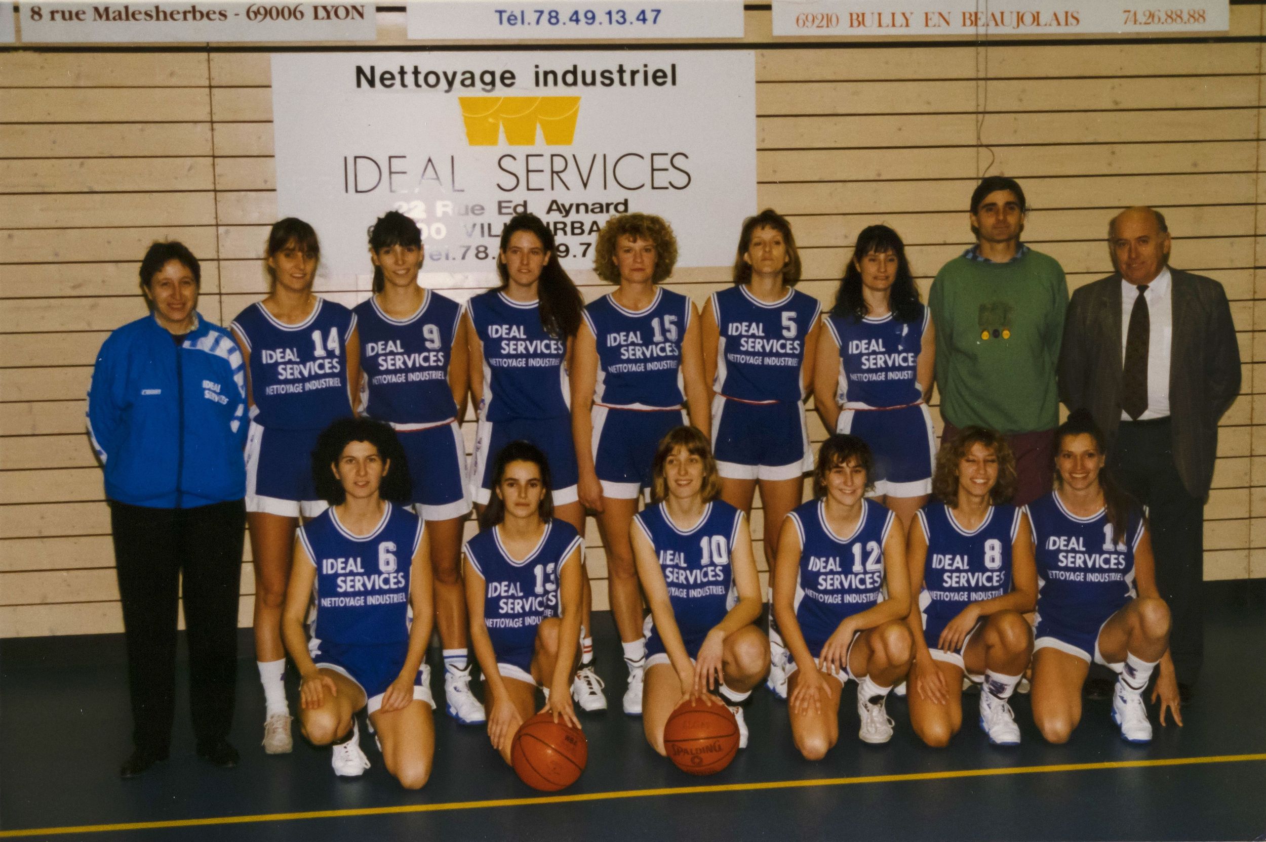 Equipe féminine de basket : photographie couleur (1987-1992, cote 1518WP/1964)