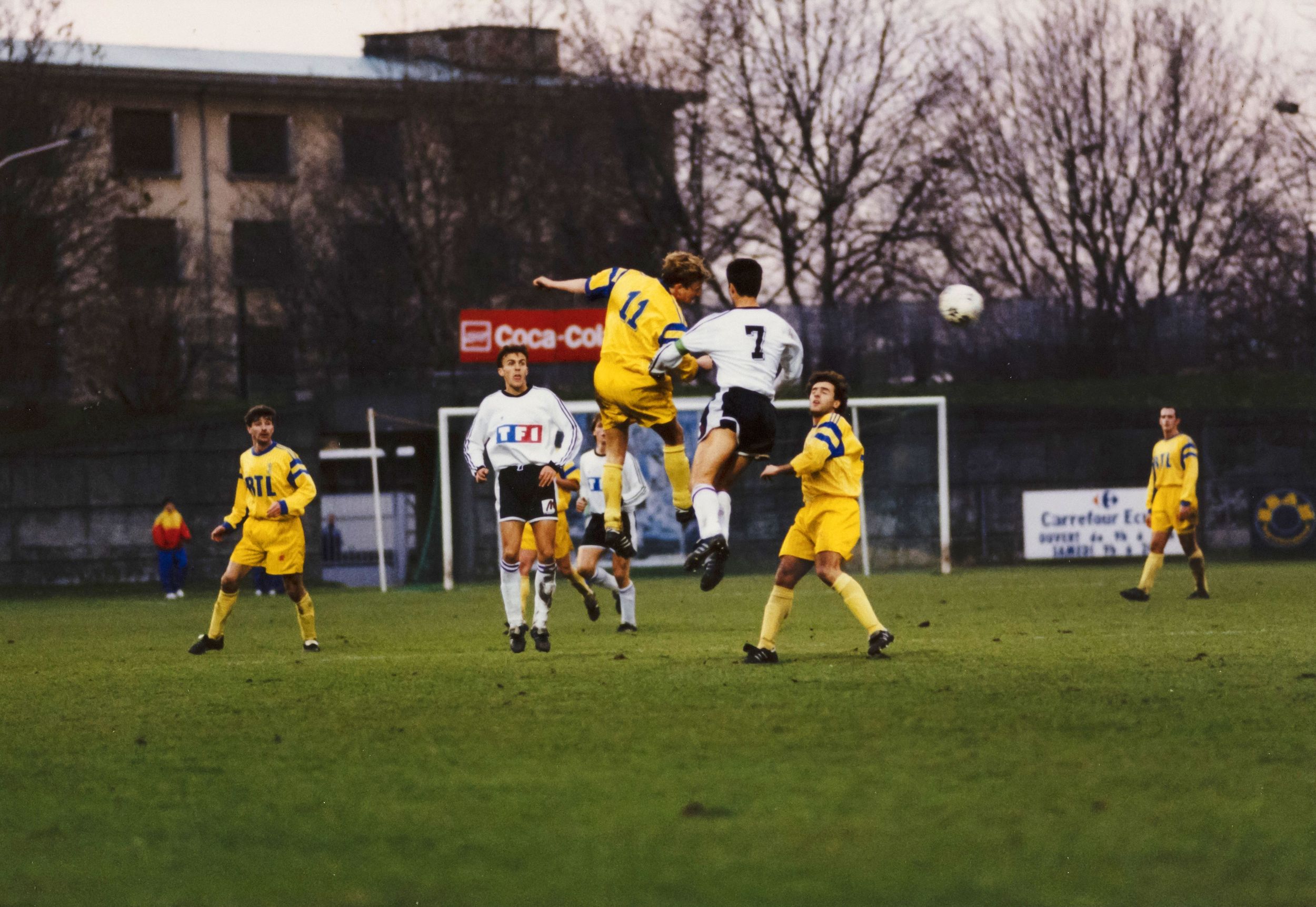 Rencontre de football de la Duchère, photographie parue dans "C'est 9 à Lyon" n° 42 février 1993 : photo. couleur (1992, cote 1518WP/1967)