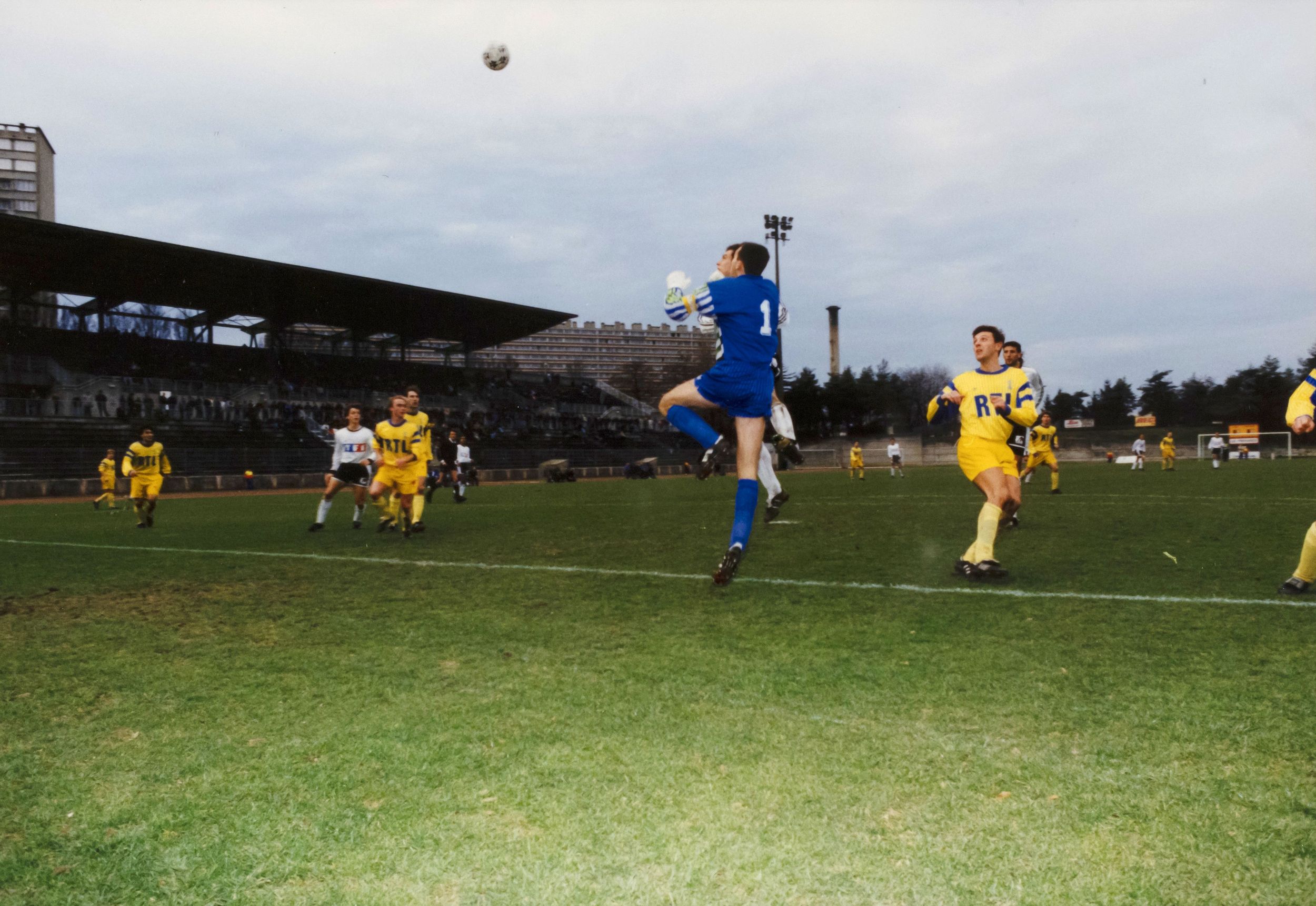 Rencontre de football de la Duchère, photographie parue dans "C'est 9 à Lyon" n° 42 février 1993 : photo. couleur (1992, cote 1518WP/1967)